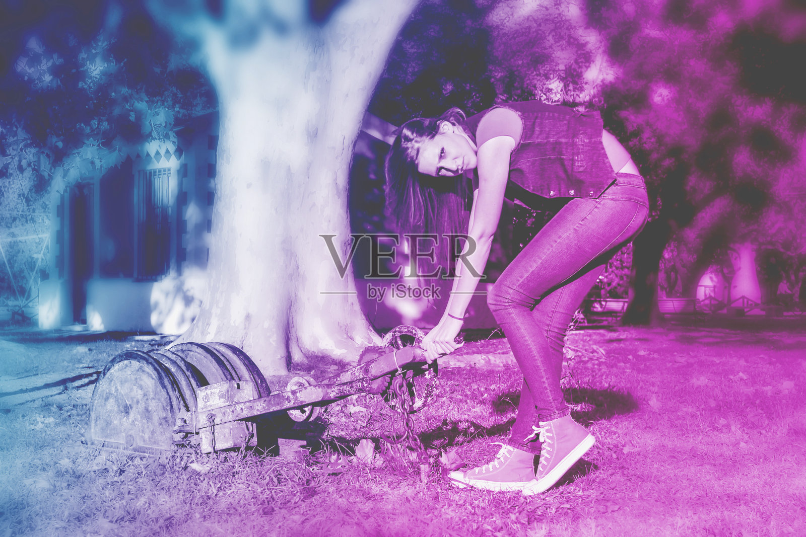 在火车站的女人,正在改变道路照片摄影图片