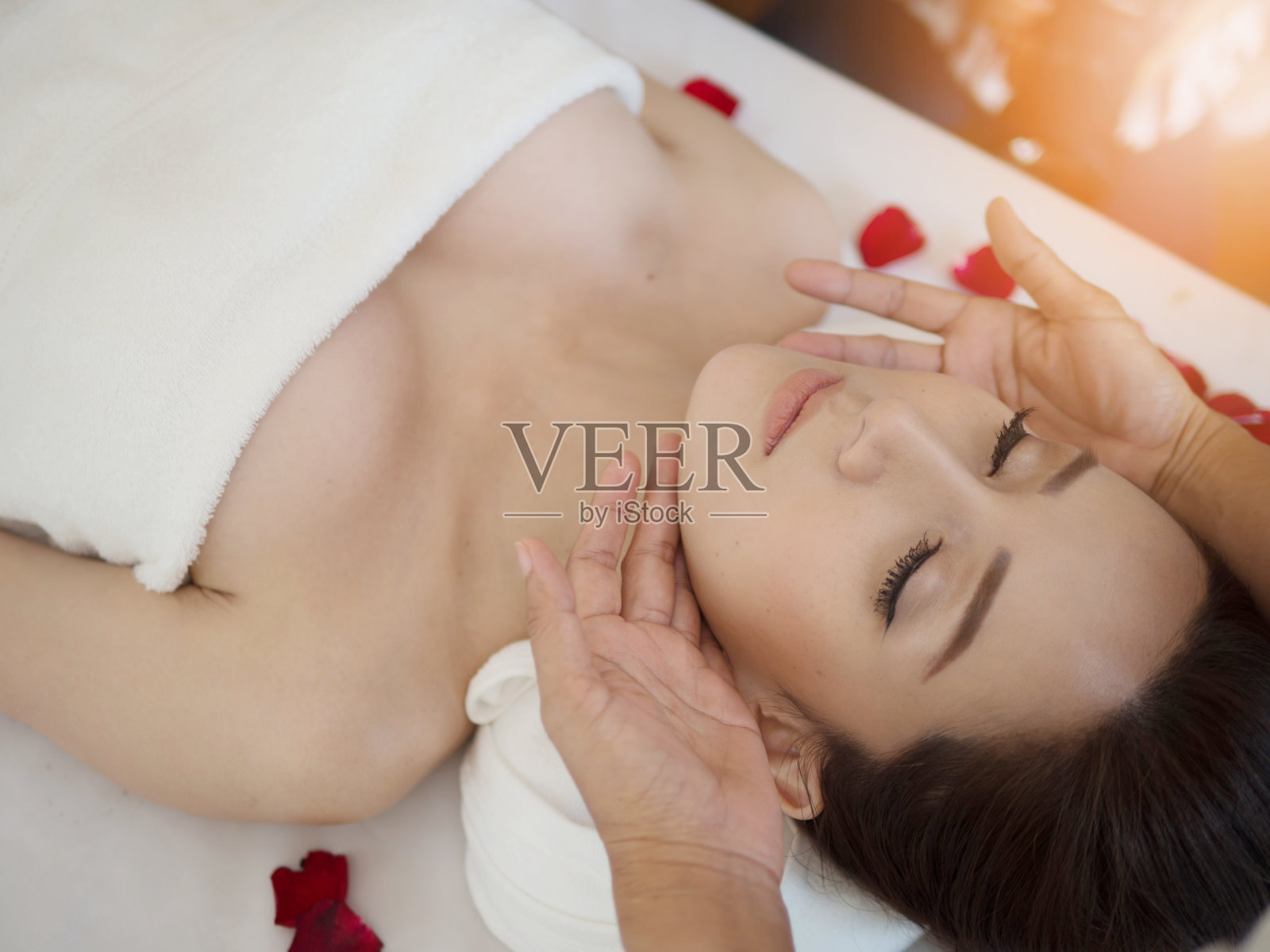 美丽的年轻女子接受水疗沙龙按摩照片摄影图片