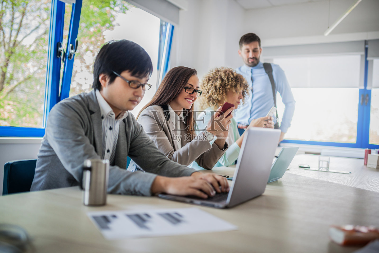 创业团队在现代办公室用餐照片摄影图片