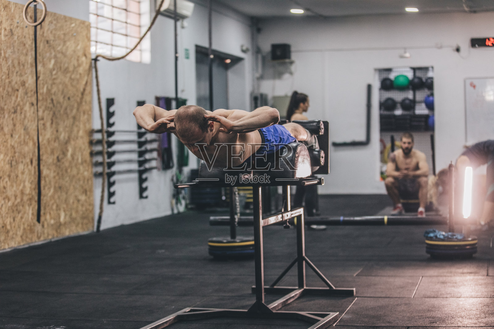 在健身房训练照片摄影图片