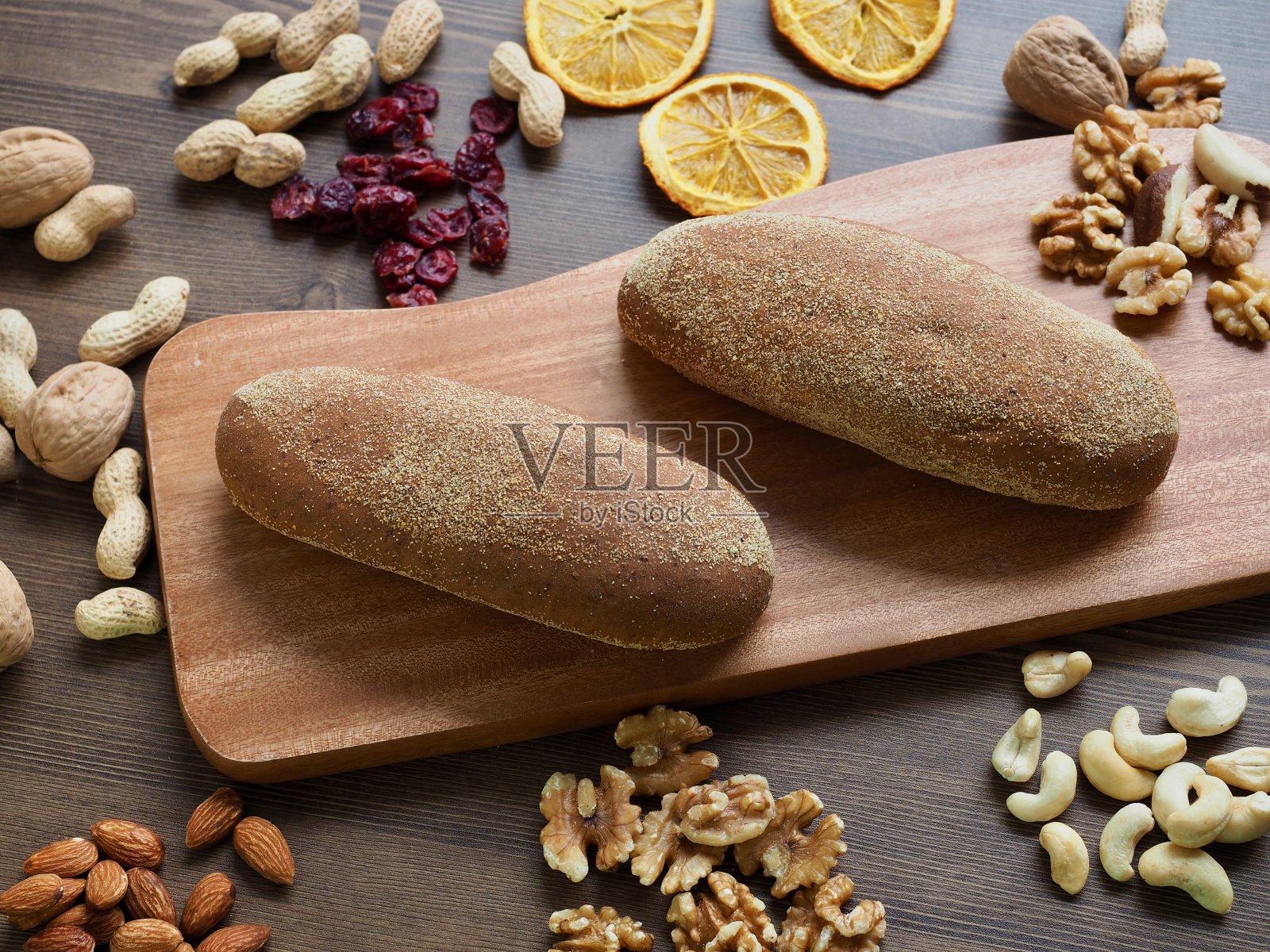 全麦面包,坚果和干果照片摄影图片