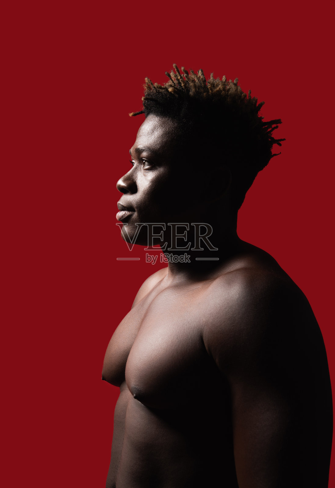 自信的年轻人孤立在红色的背景下照片摄影图片