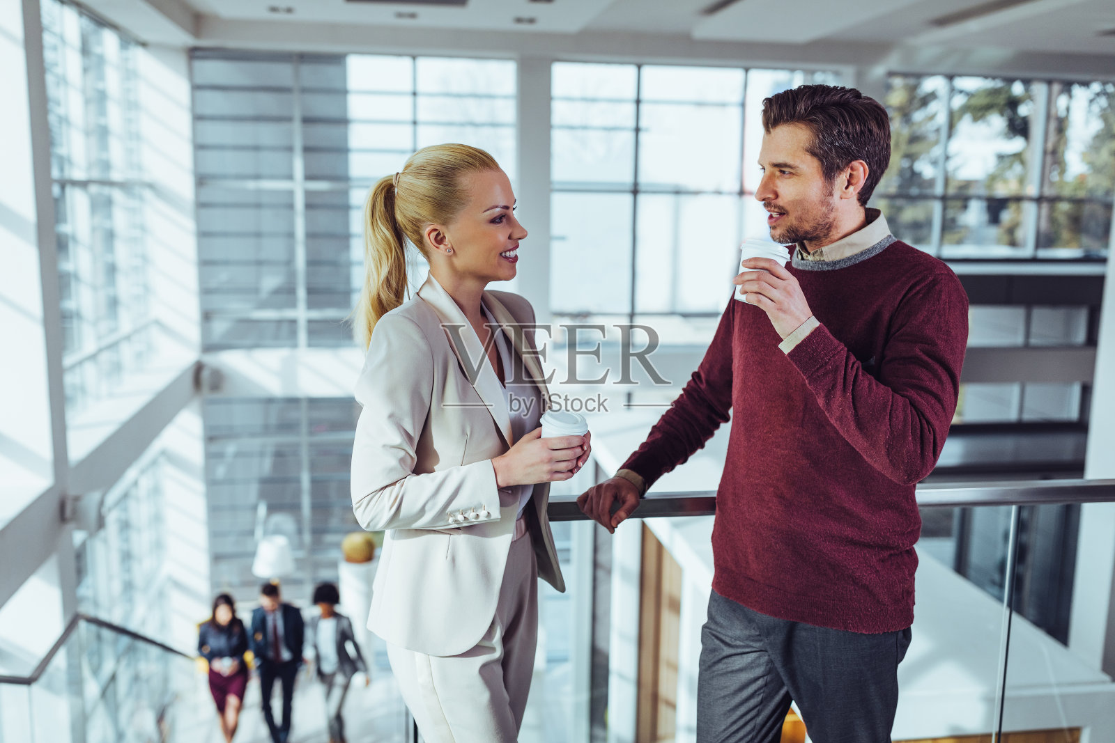 和同事喝咖啡照片摄影图片