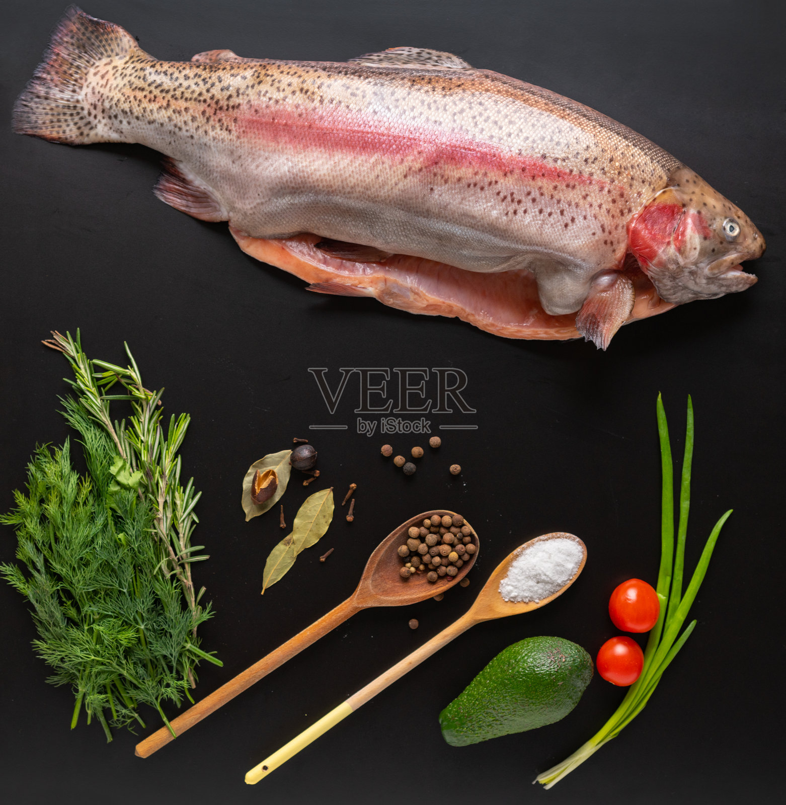 整条生鲜鳟鱼,配调味料照片摄影图片