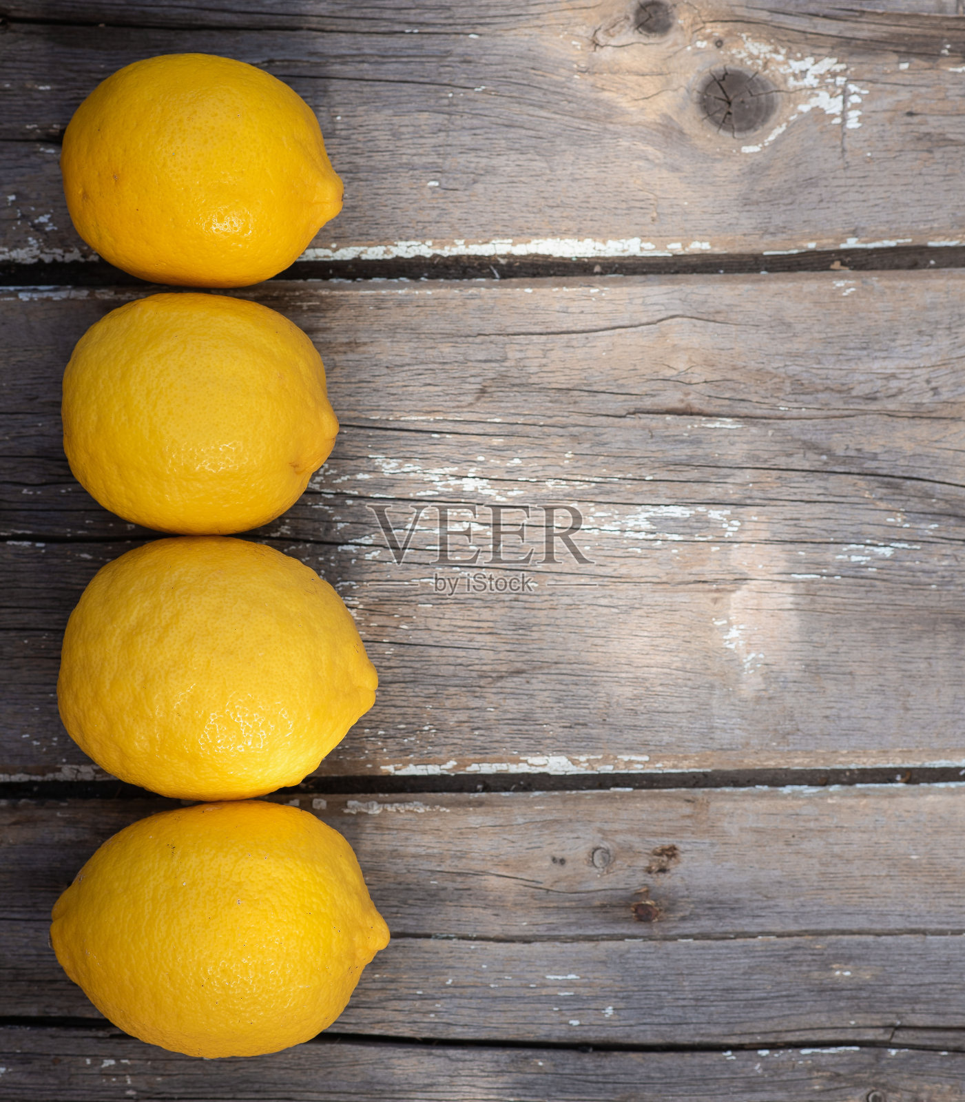 木制背景上的柠檬照片摄影图片