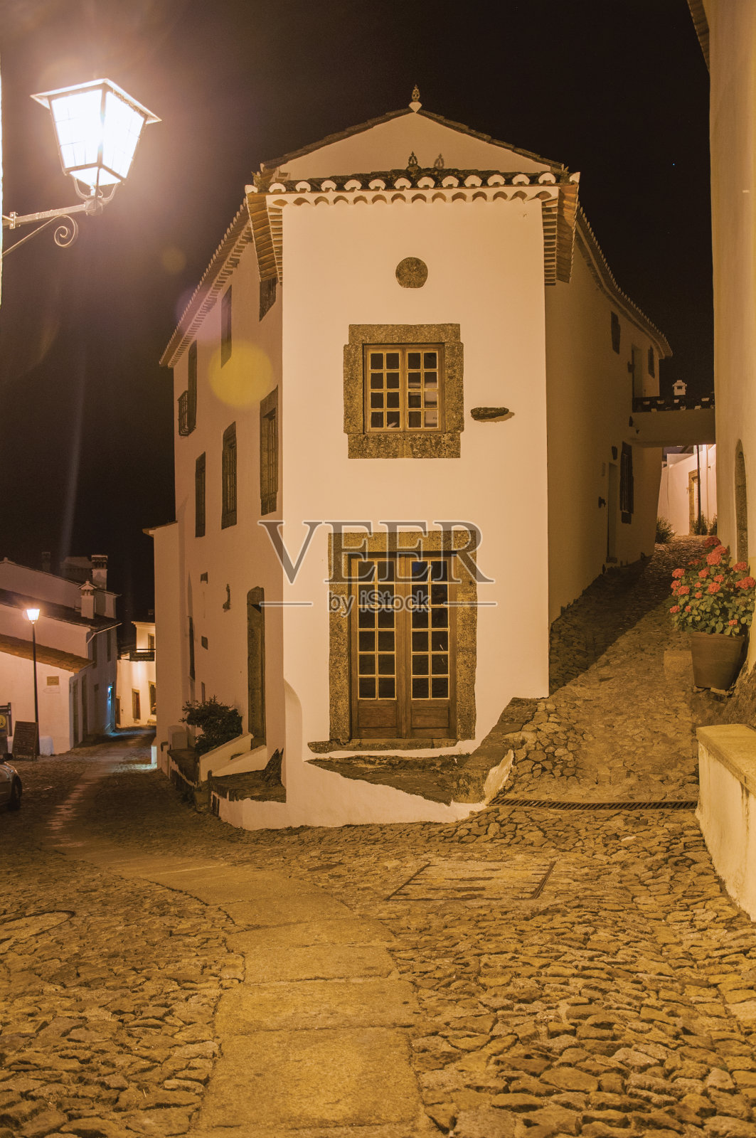 黄昏时分,马沃两条小巷之间的老房子照片摄影图片