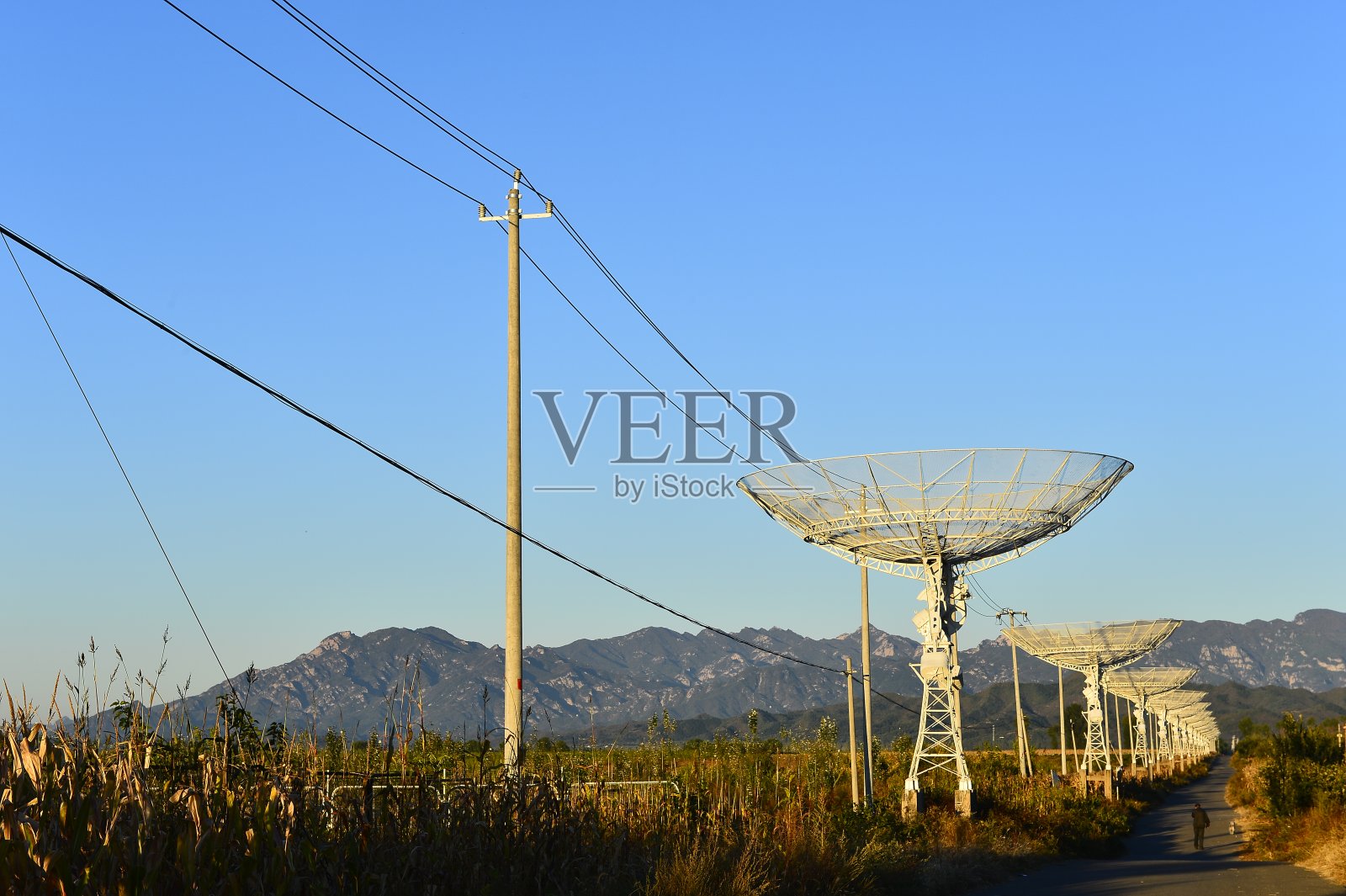 晚上的天文台,射电望远镜的剪影照片摄影图片