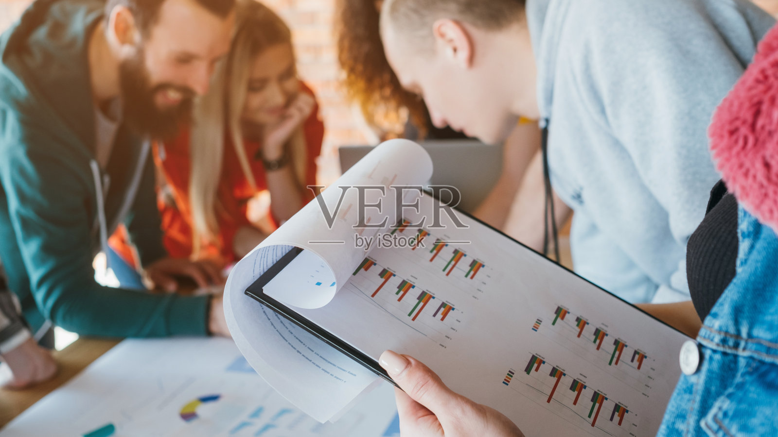 销售分析千禧一代同事协作照片摄影图片