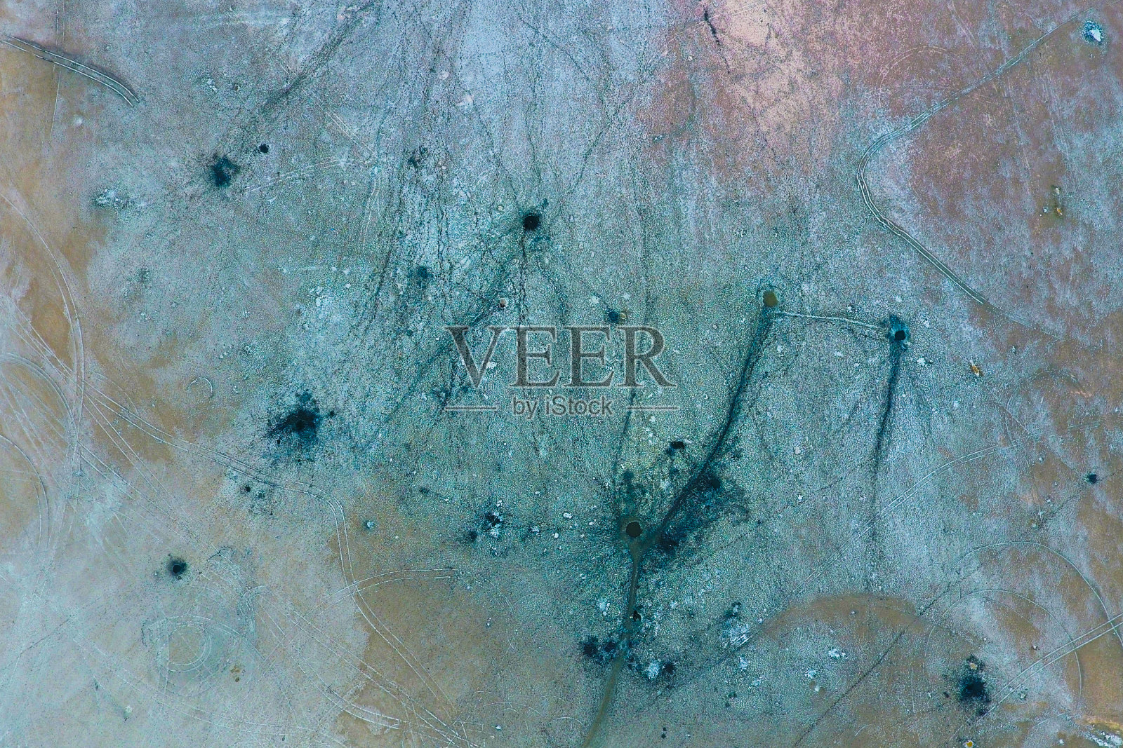 俯视图盐湖泥源。与火山口的外部相似性。泥浆愈合弹簧照片摄影图片