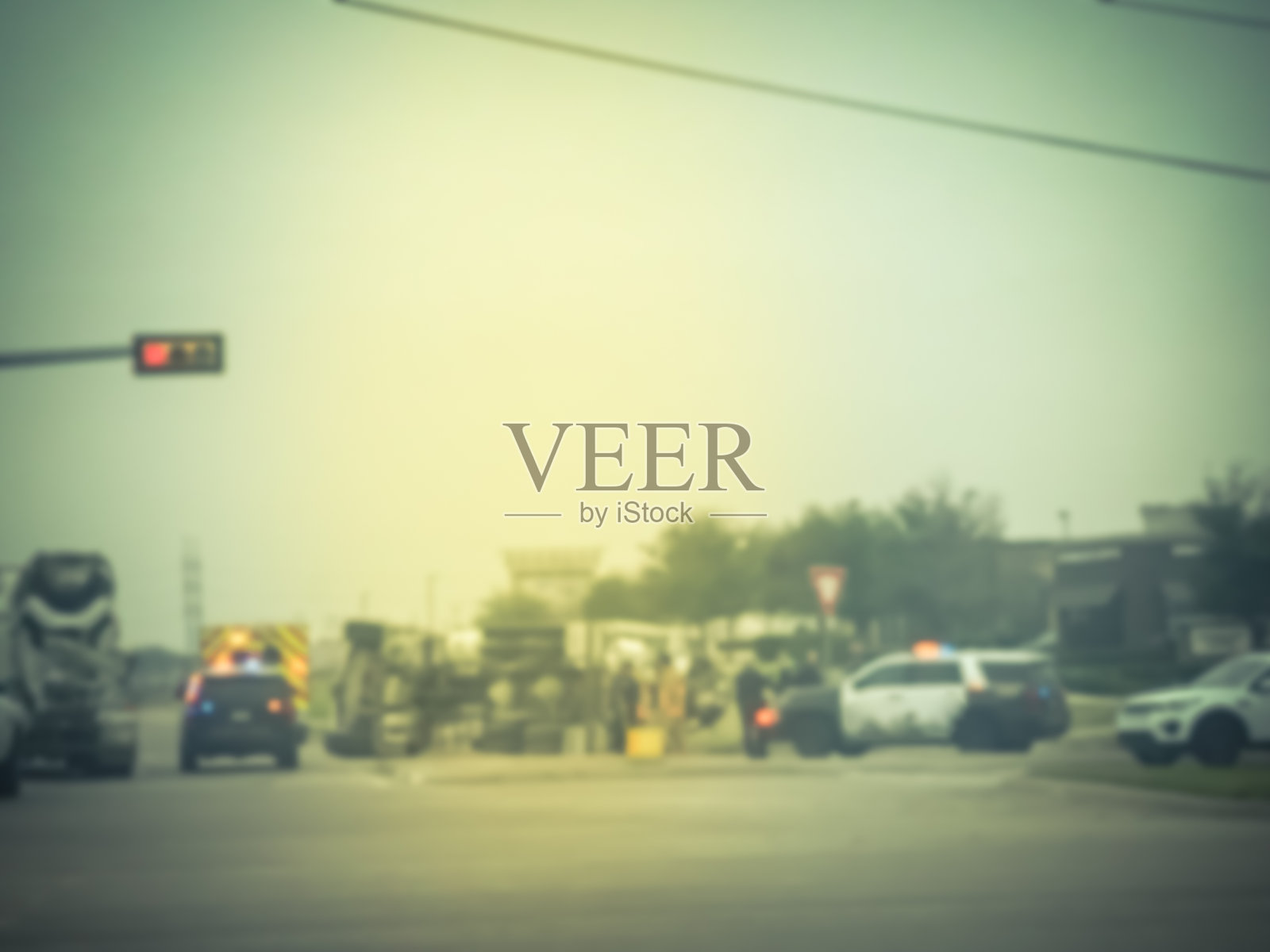 背景模糊的汽车事故与卡车翻车附近停止灯照片摄影图片