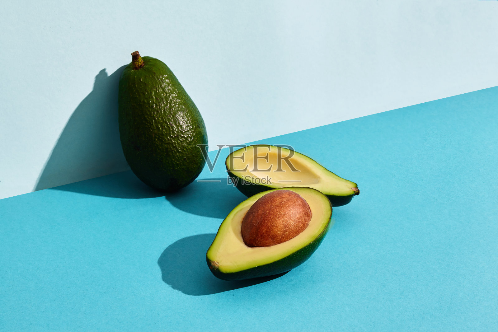 由新鲜水果、全鳄梨和两半切鳄梨组成照片摄影图片