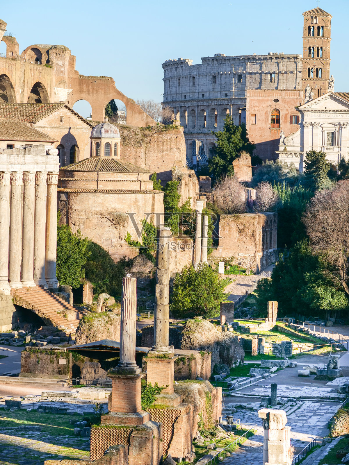 从卡比托林山上俯瞰罗马广场和斗兽场照片摄影图片