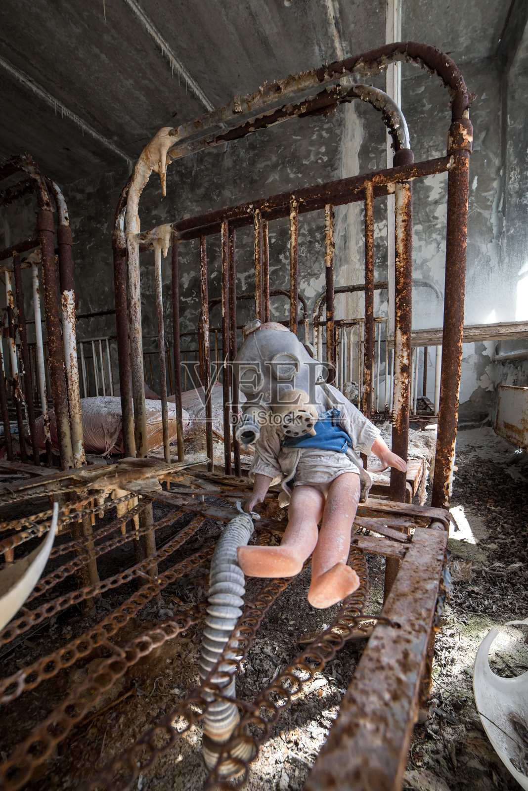 切尔诺贝利隔离区废弃的幼儿园:丢失的玩具和破碎的玩偶照片摄影图片