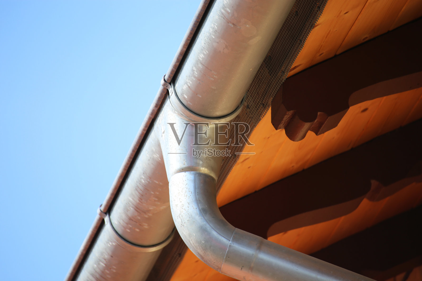 新瓦屋顶上的屋顶排水沟照片摄影图片