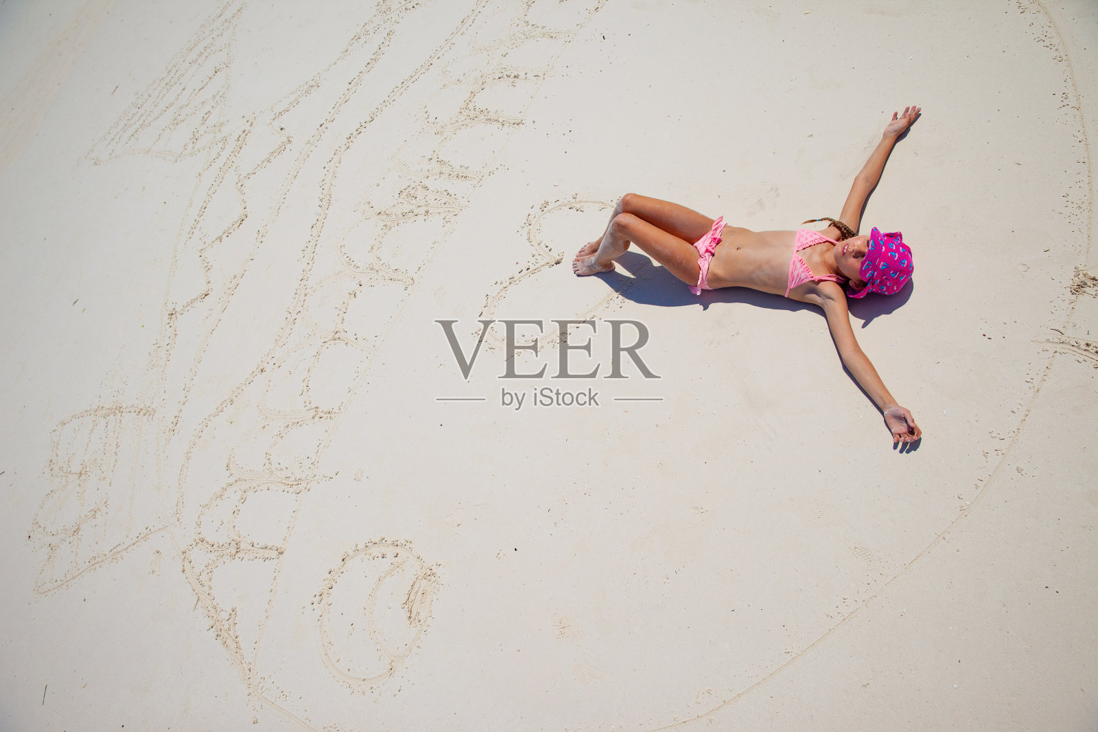 无忧无虑的年轻女孩在沙滩上放松照片摄影图片