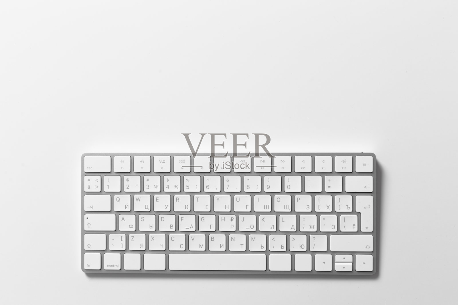 带键盘的办公桌子隔离在白色背景上照片摄影图片