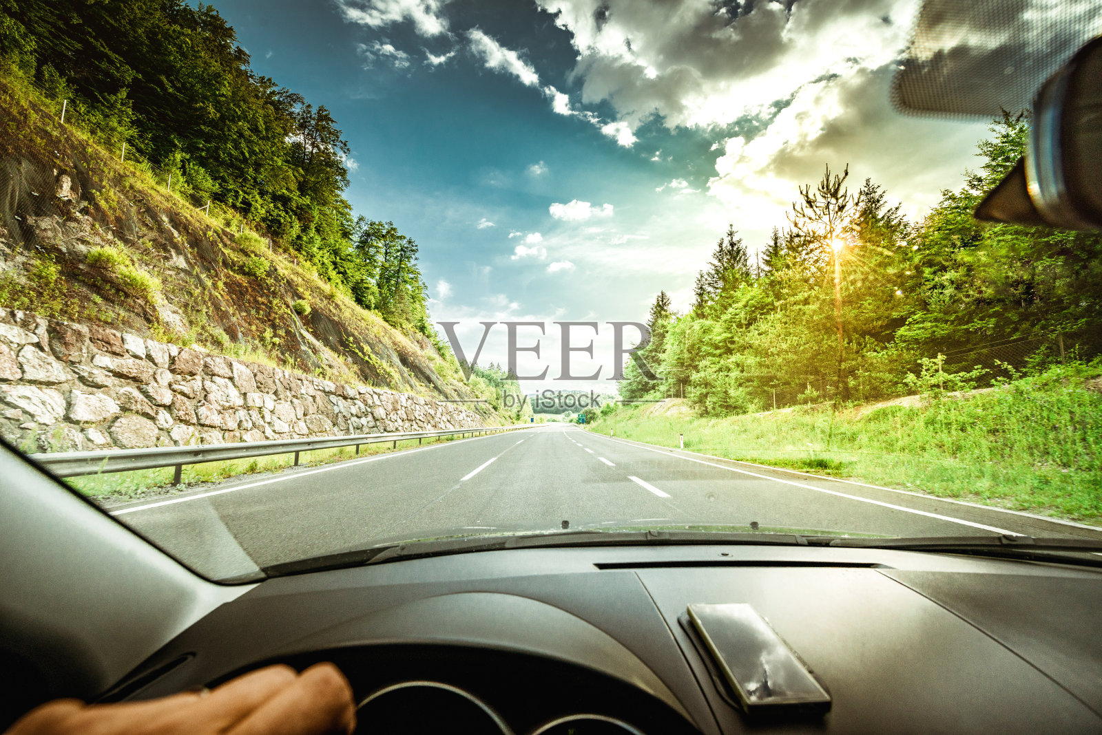 在高速公路上开车照片摄影图片