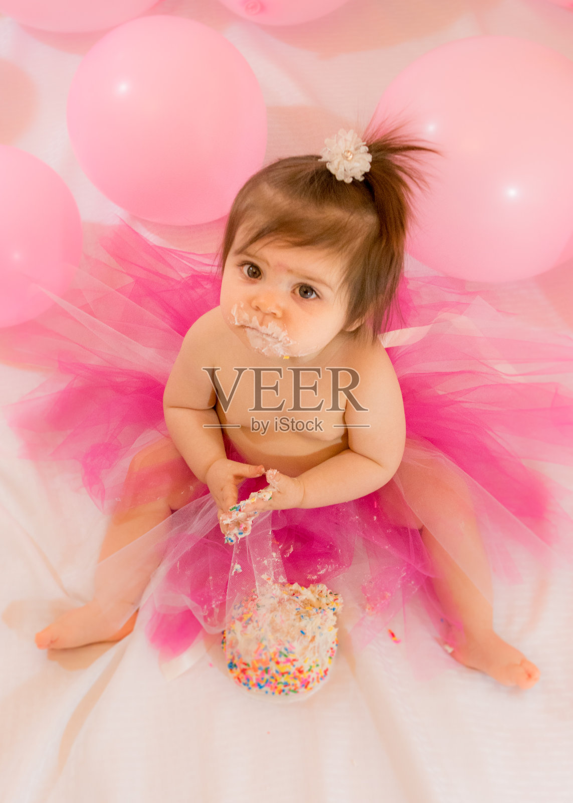 小女孩一周岁生日粉红短裙照片摄影图片