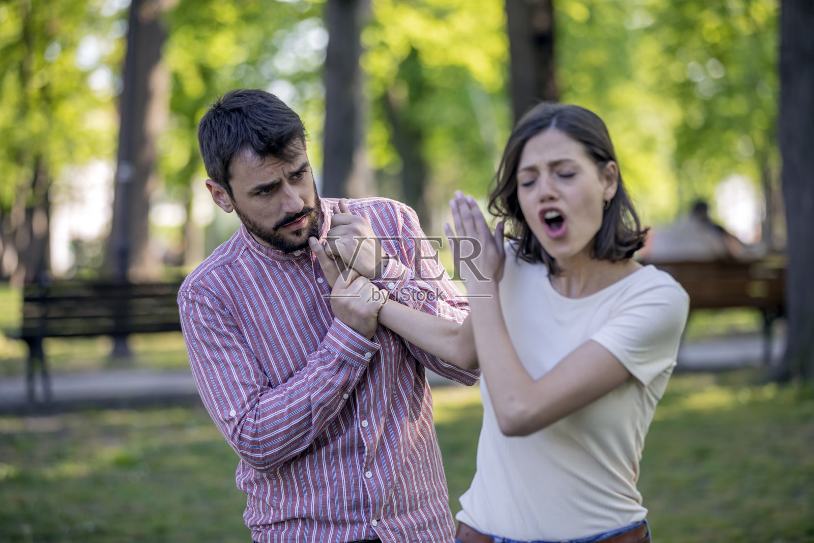 一对年轻夫妇在公园里吵架照片摄影图片