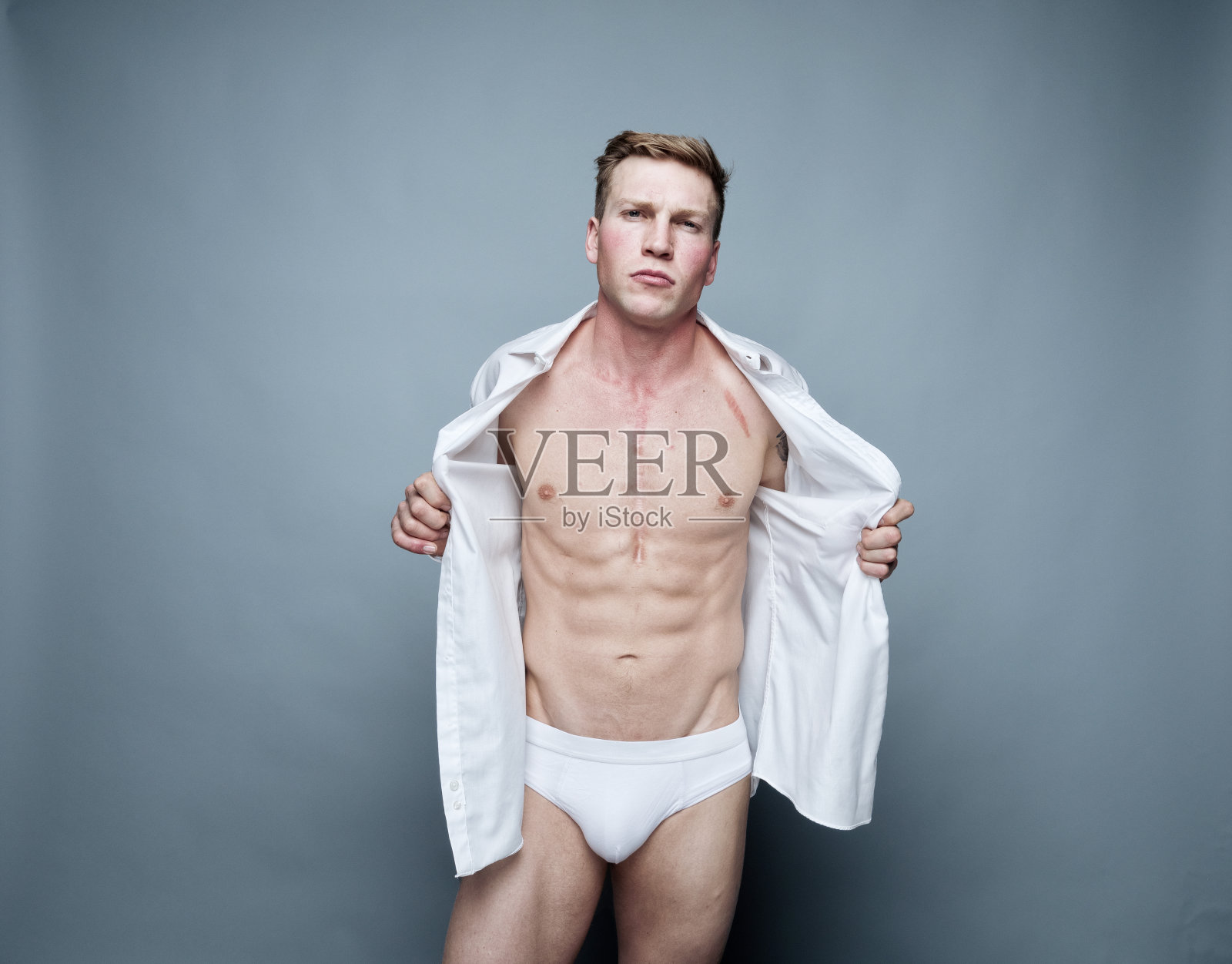 穿着白衬衫和内衣的帅哥照片摄影图片