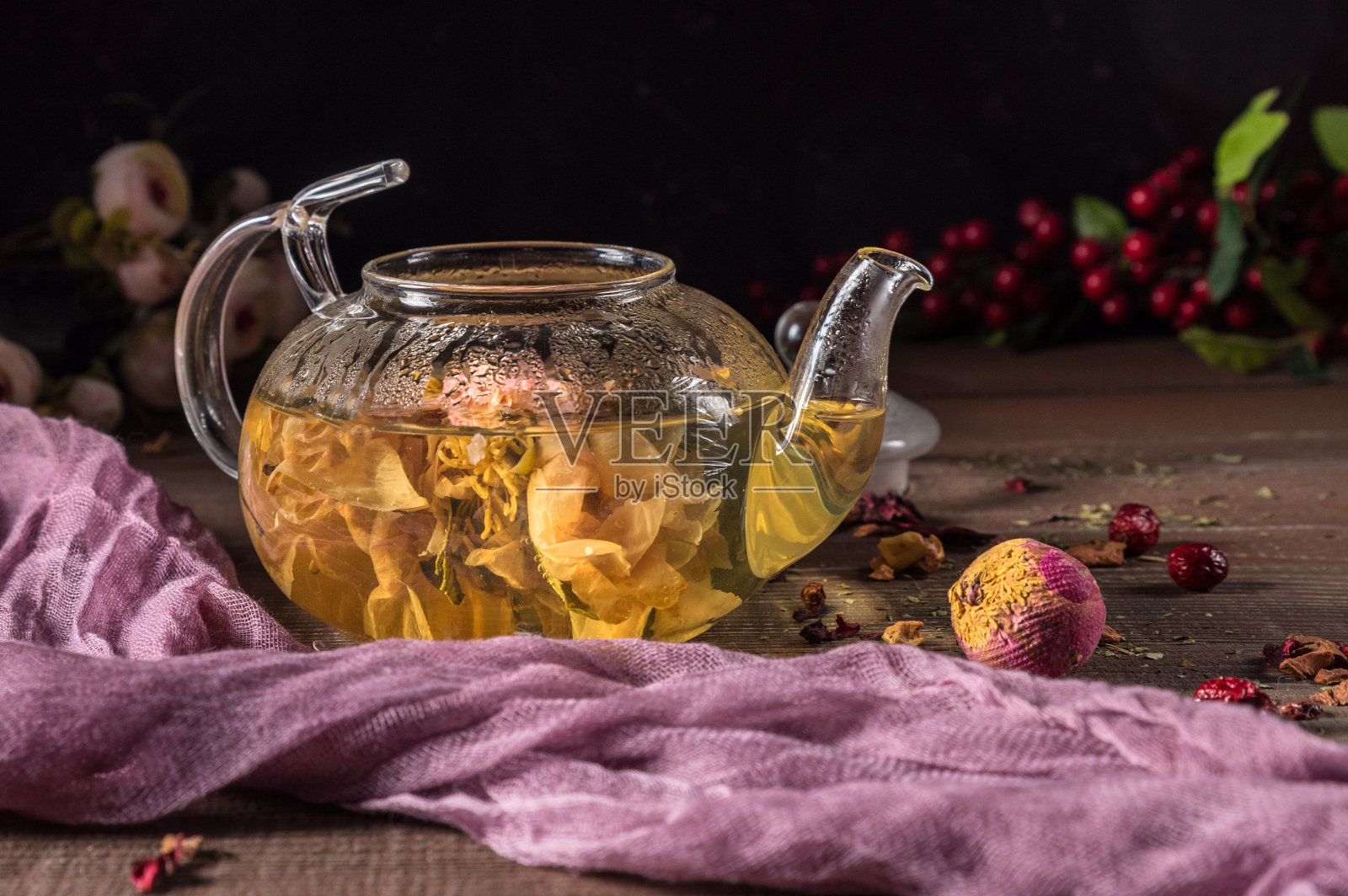 玻璃茶壶与盛开的花绿茶照片摄影图片