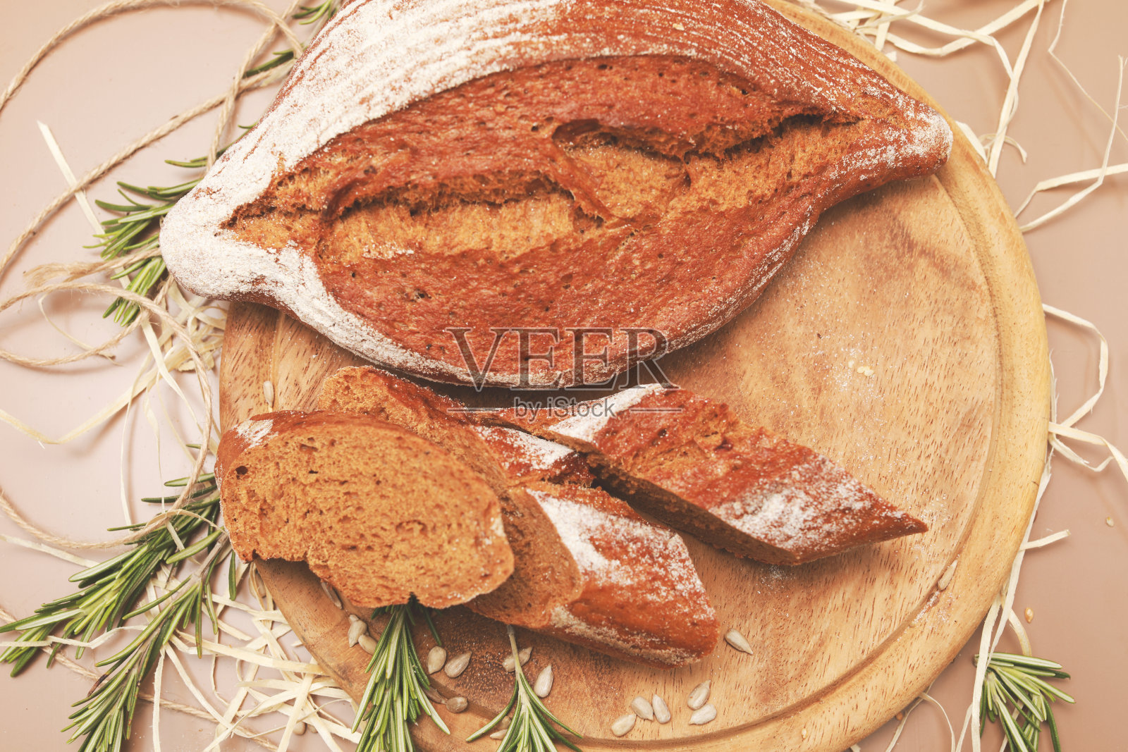 在砧板上自制面包照片摄影图片