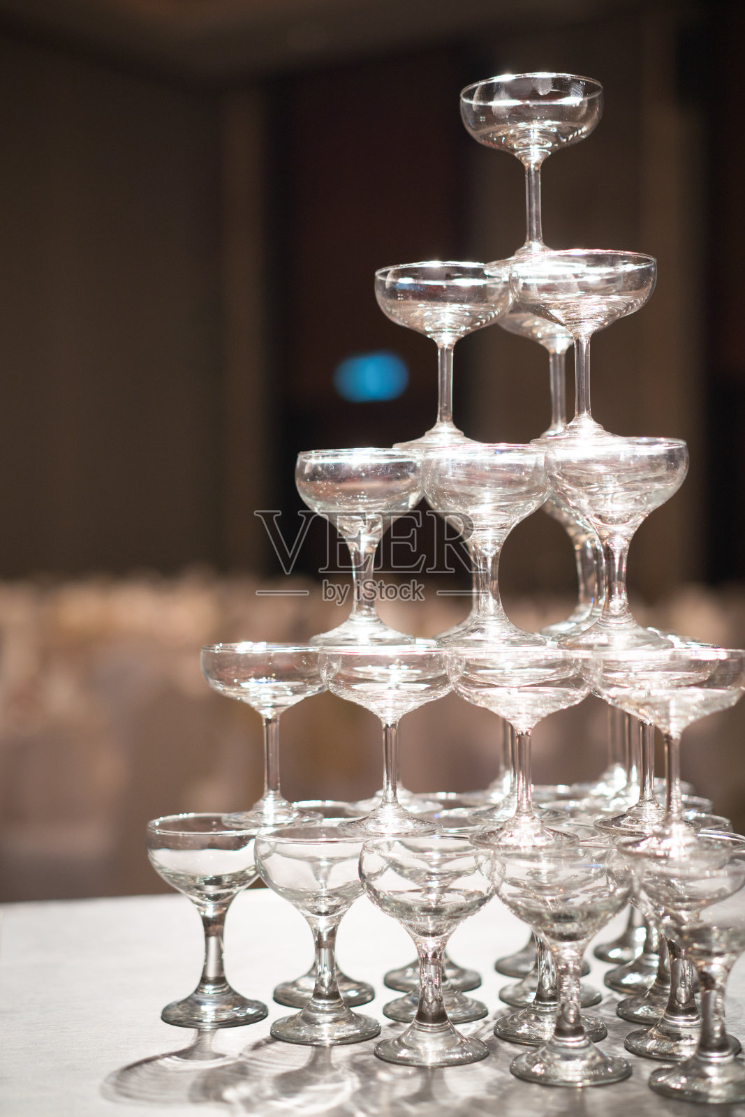 香槟酒杯塔在婚宴上照片摄影图片