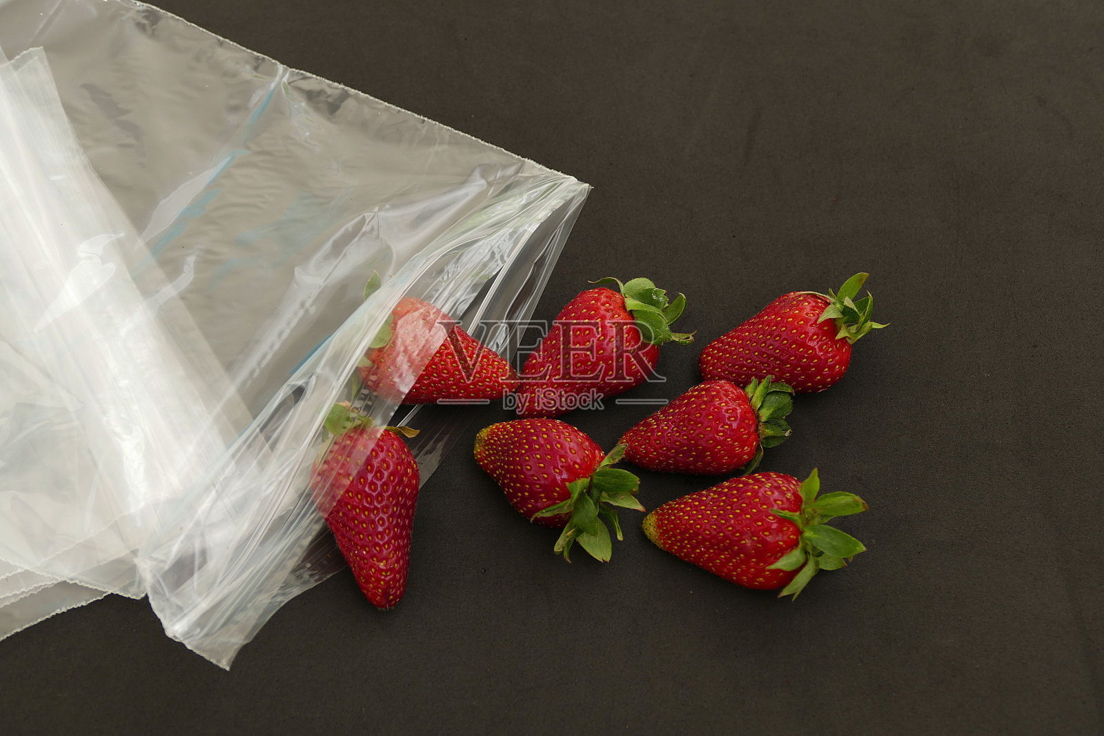 带锁保鲜袋和草莓照片摄影图片