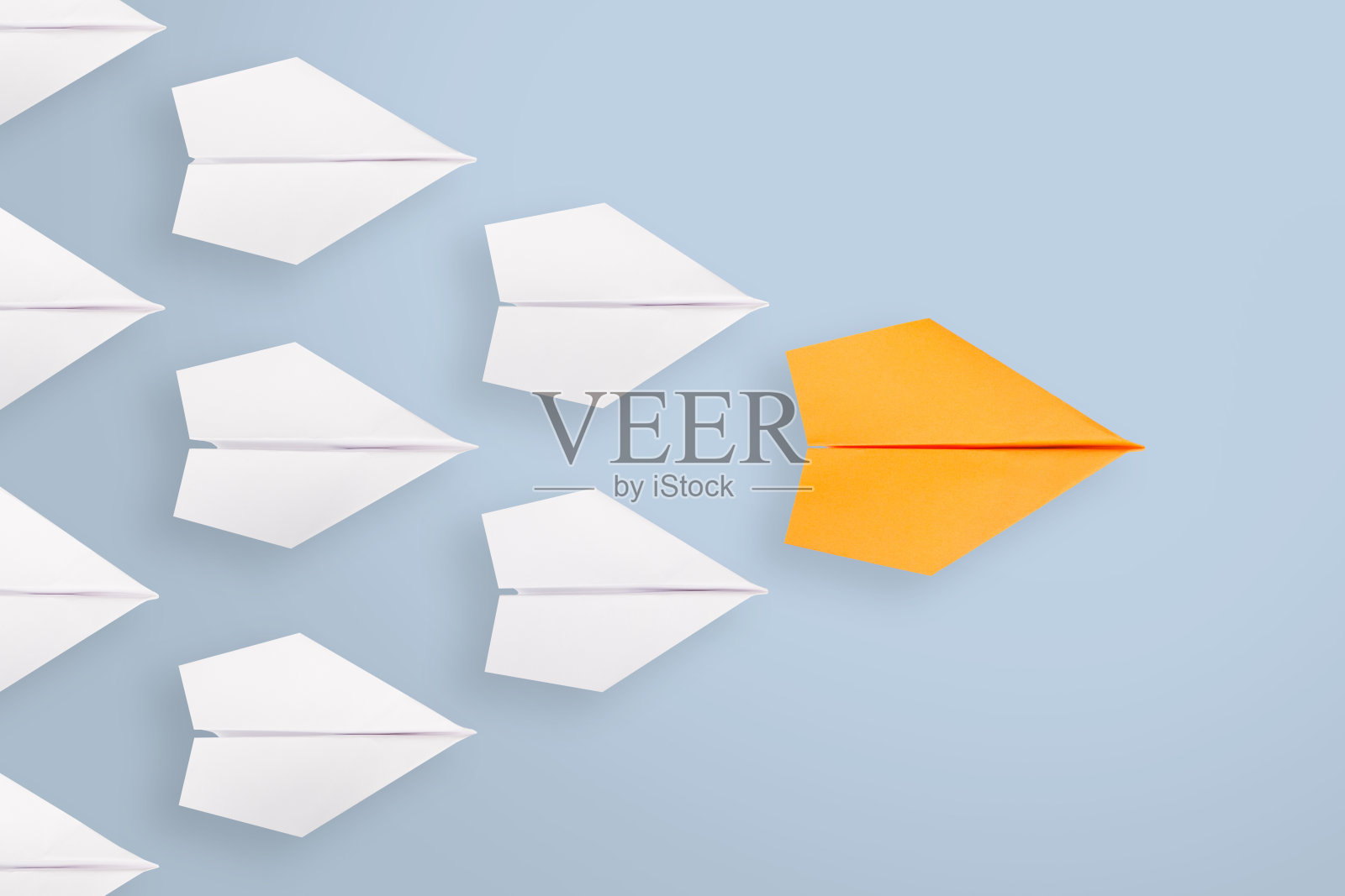 领导理念与橙色纸飞机领先于白色照片摄影图片