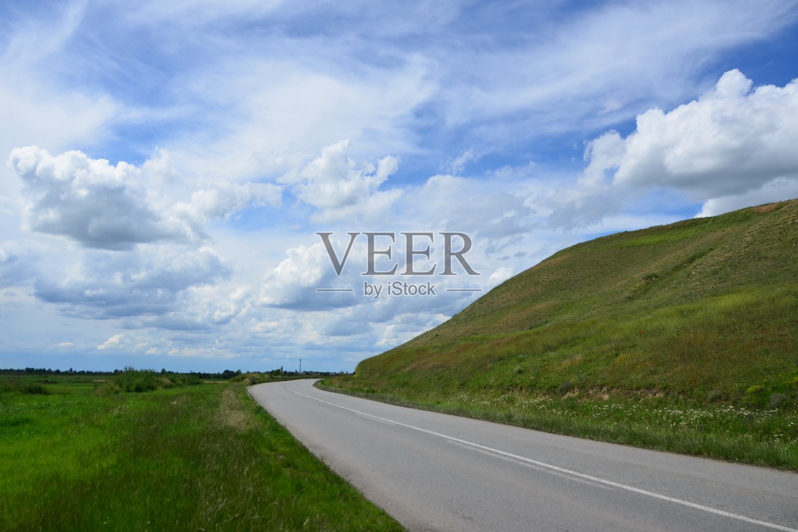 空弯弯曲曲的道路穿过绿色的乡村景观照片摄影图片