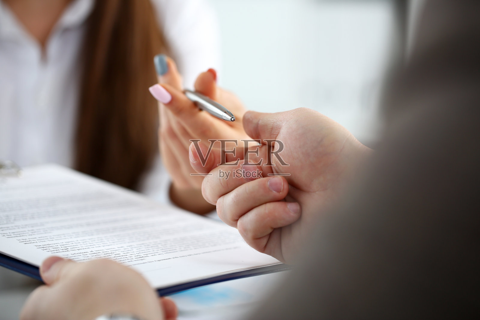 女臂报价合同表在写字板上照片摄影图片