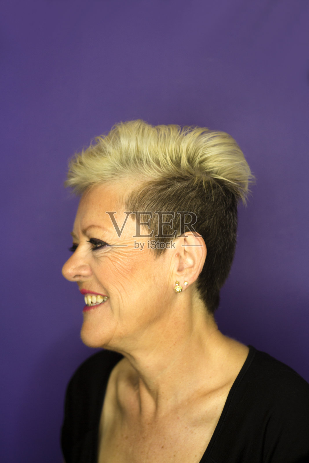 肖像的女人化妆与金发和棕褐色短发照片摄影图片