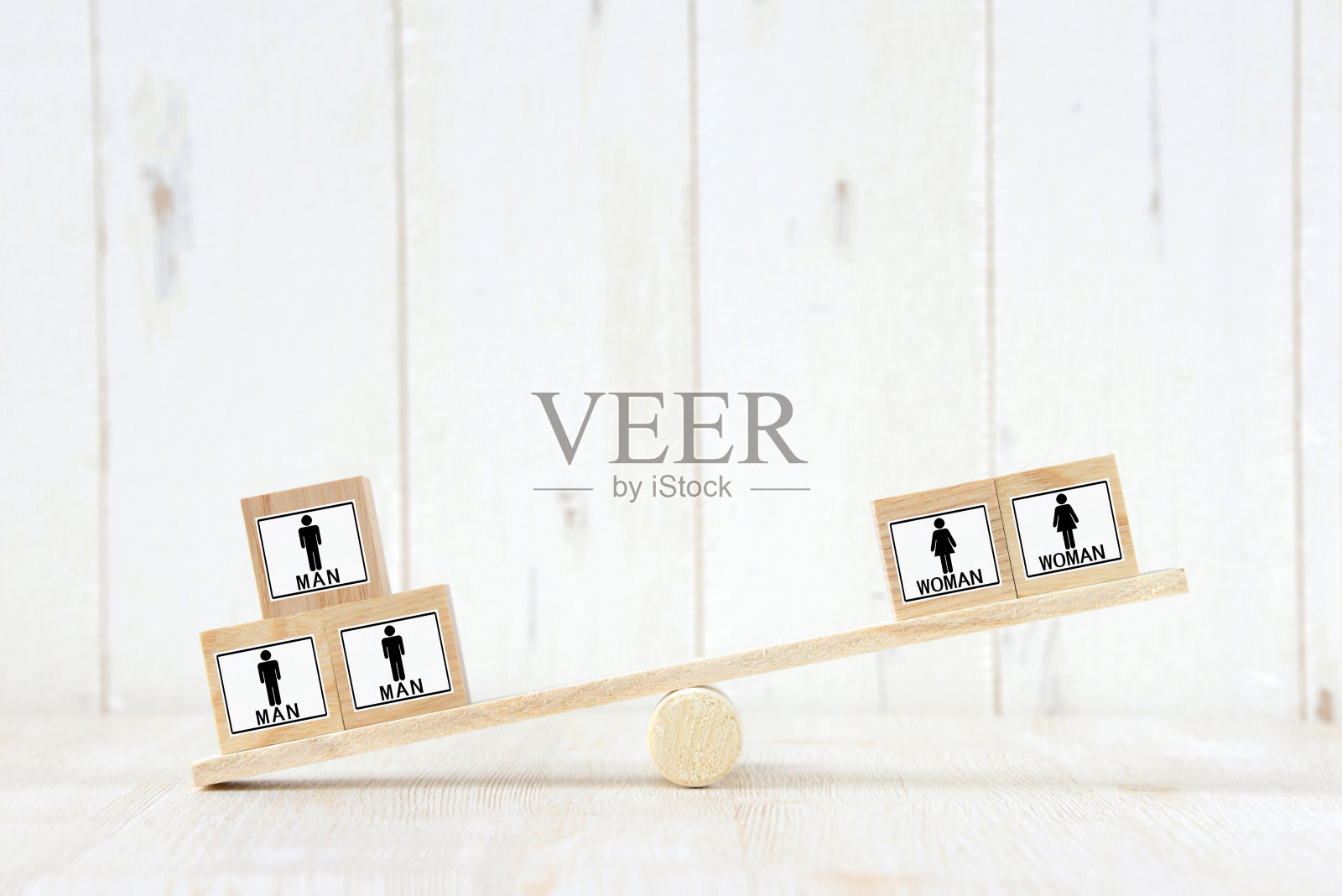 男女之间的平衡照片摄影图片