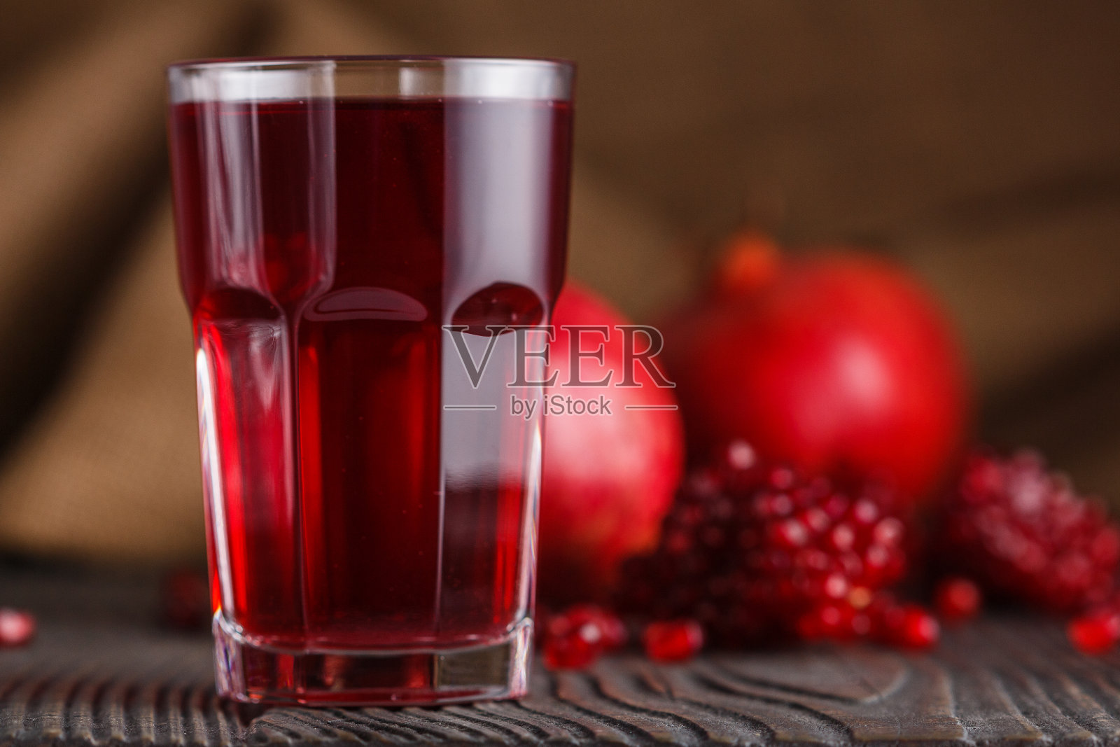 黑暗乡村背景上的手榴弹颗粒照片摄影图片