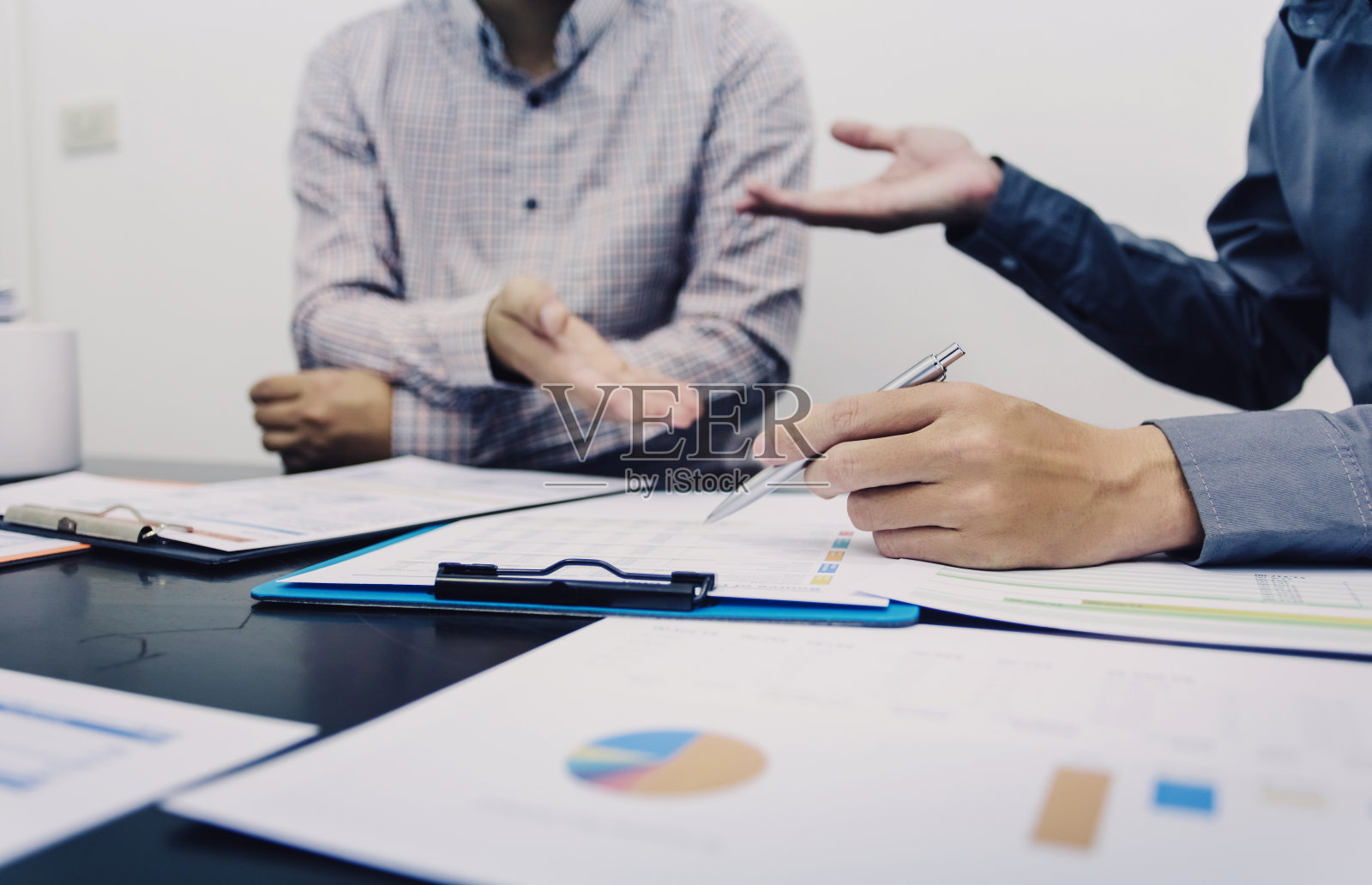 商务人士在会议上对投资和营销计划进行评论。照片摄影图片