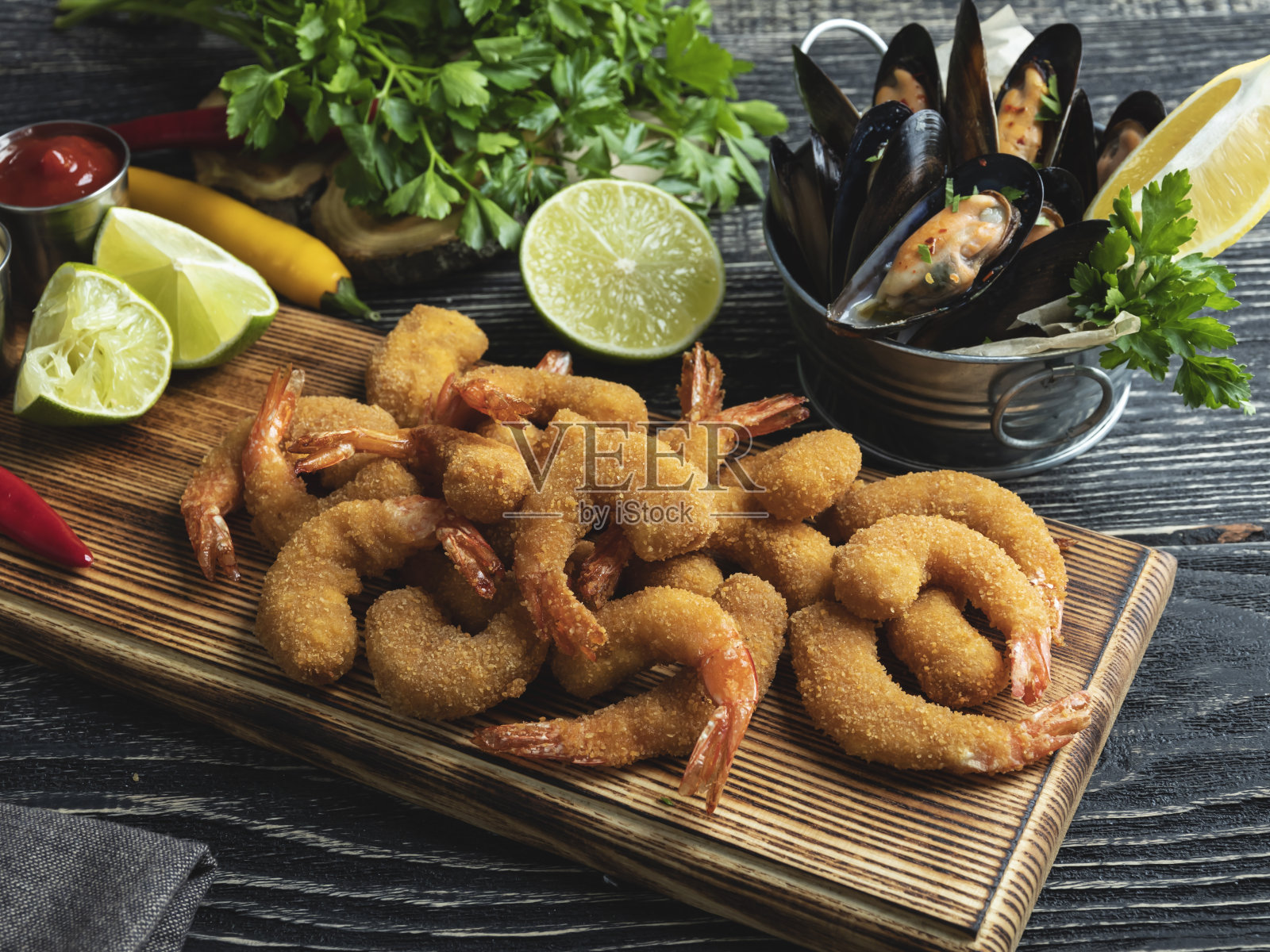 炸虾仁、青柠贻贝、红白酱,美味可口照片摄影图片