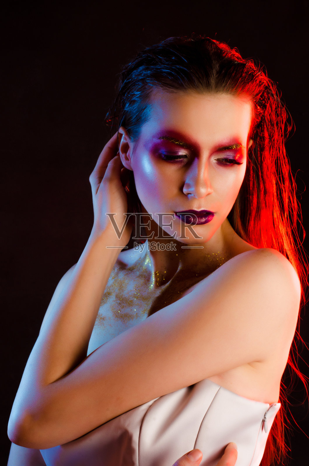 美丽的年轻时尚的女孩与艺术化妆在颜色光照片摄影图片