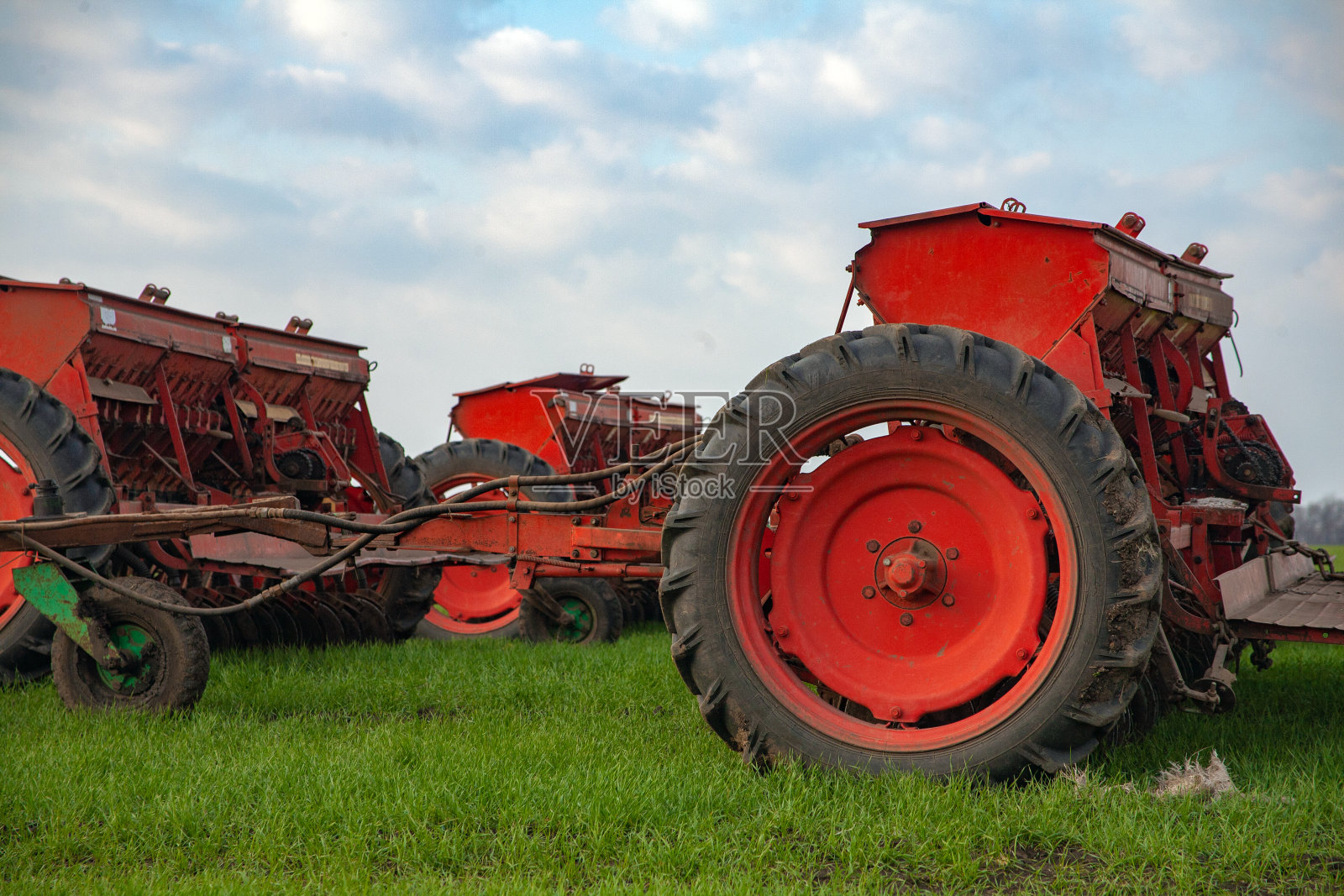农田中的农业播种机照片摄影图片