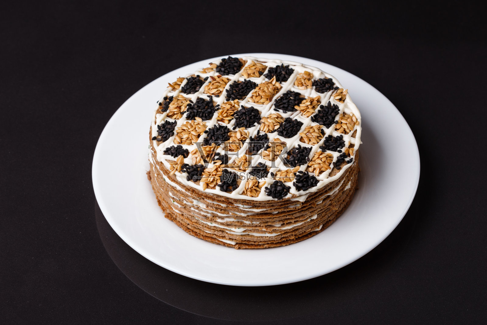 肝脏蛋糕在深色的石头背景上照片摄影图片