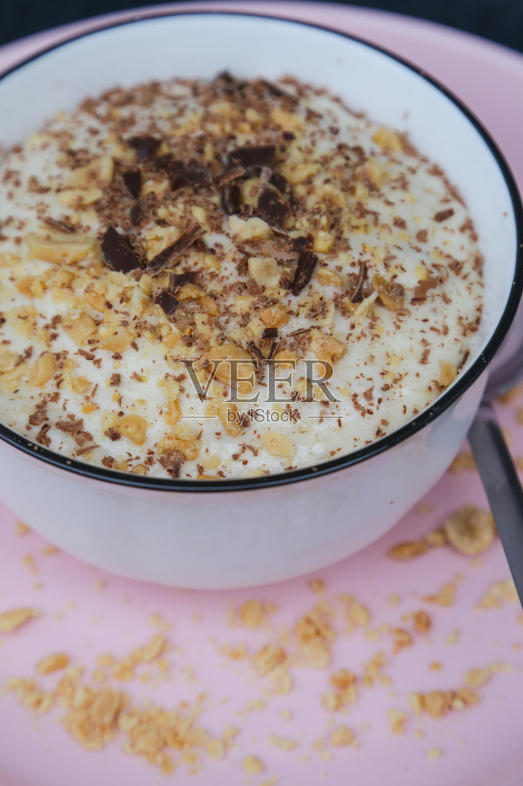 香蕉冰沙碗,花生酱和黑巧克力块照片摄影图片