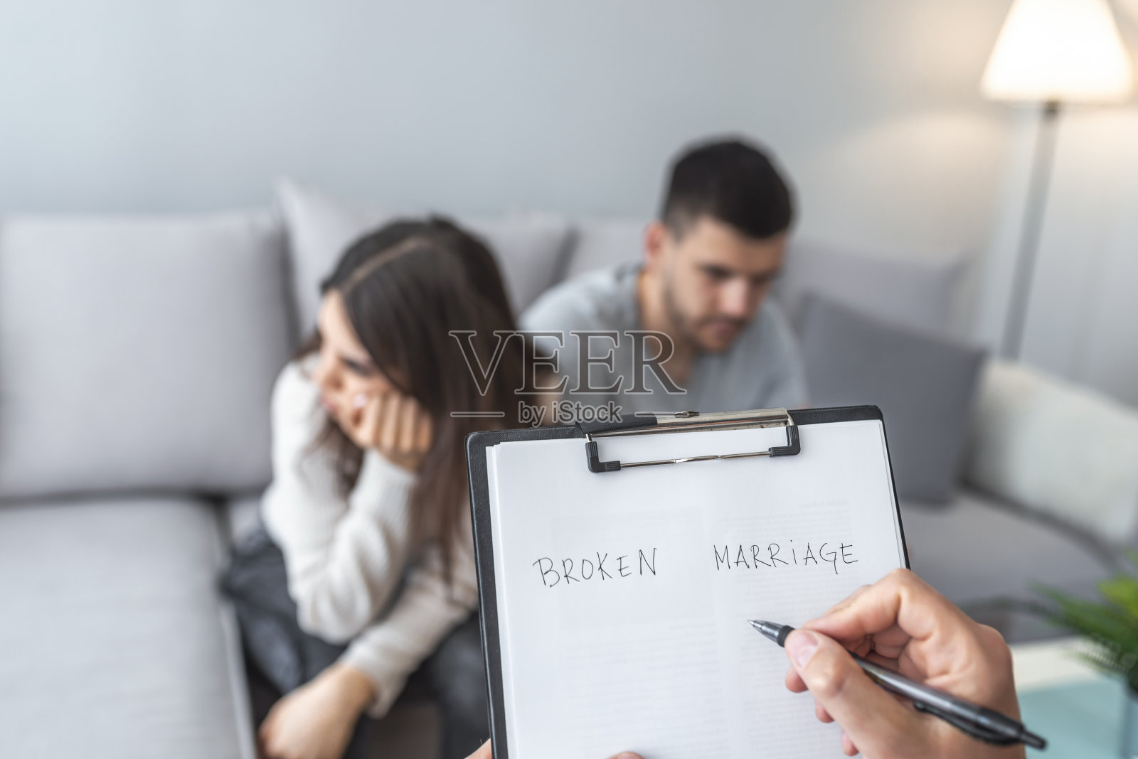 悲伤的妻子和她的丈夫在会见婚姻顾问照片摄影图片