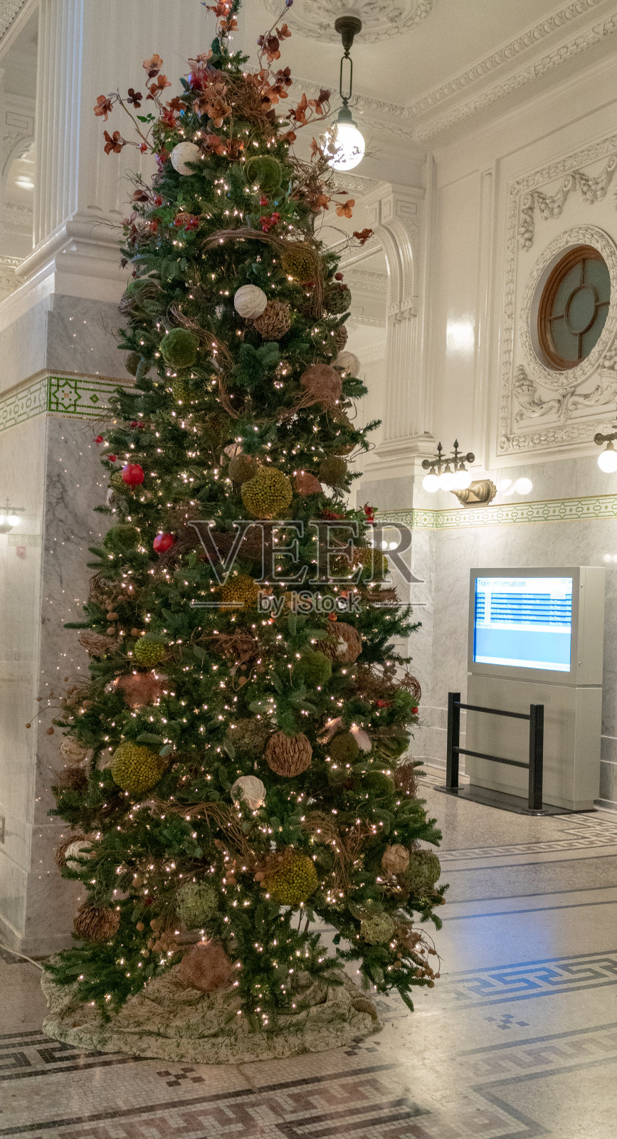 大理石背景的圣诞树照片摄影图片