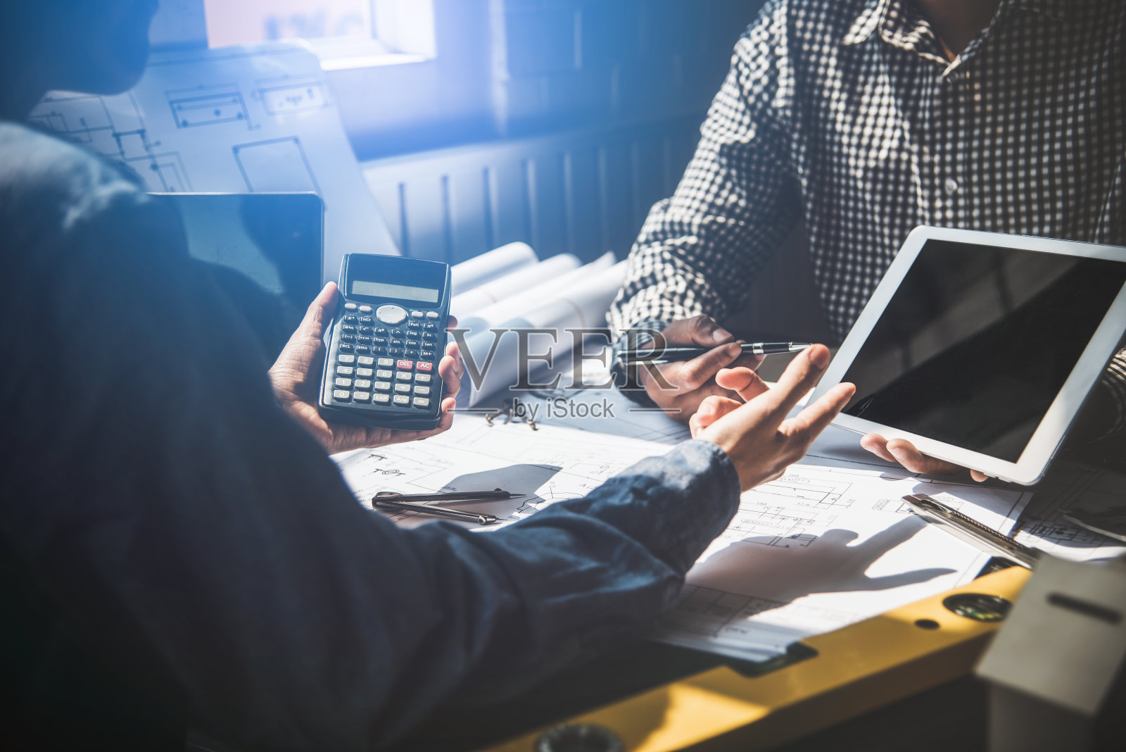 商务会议建筑工程师讨论建筑师方案照片摄影图片