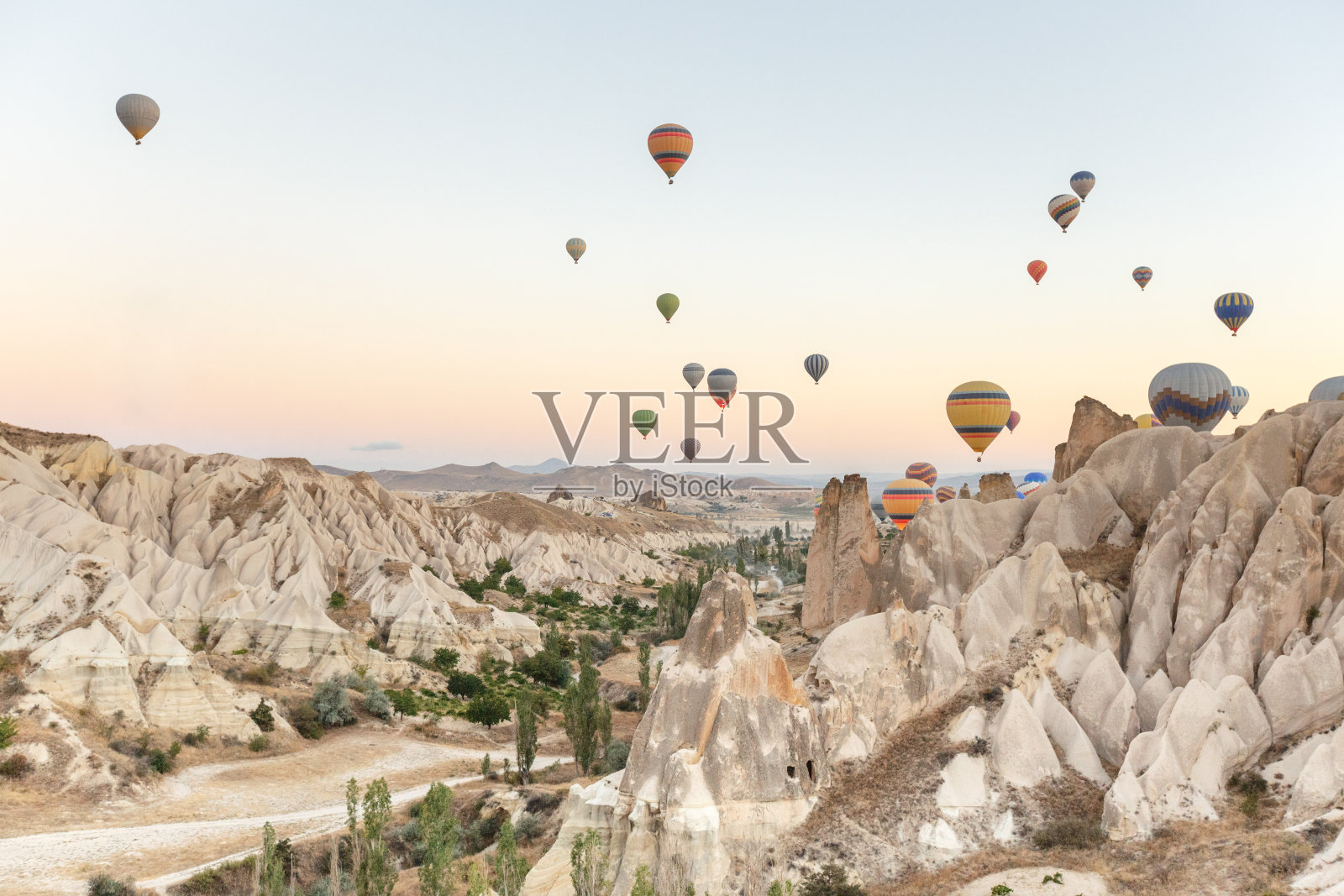 热气球飞过卡帕多西亚的岩石景观照片摄影图片