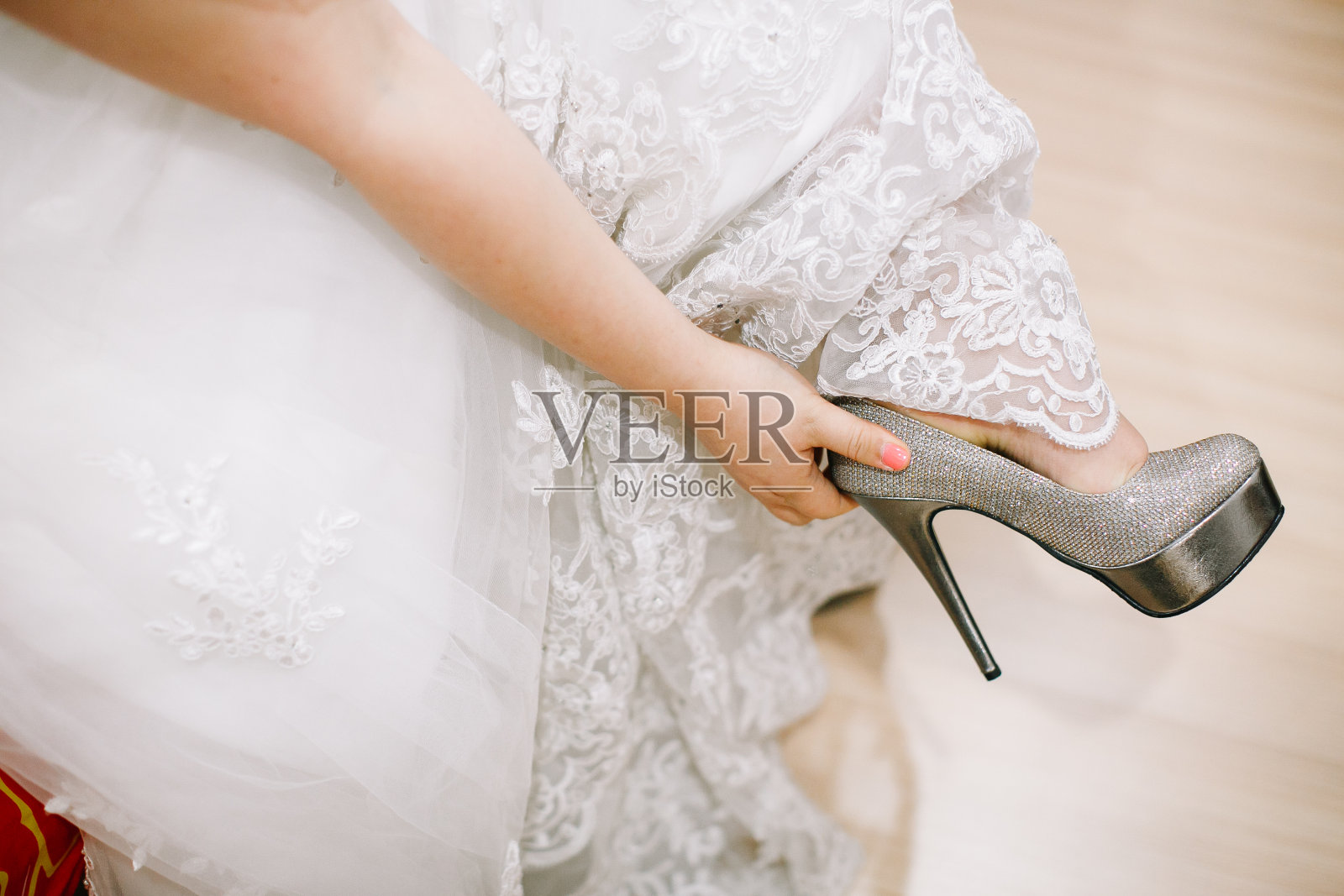 婚礼当天,新娘穿着婚礼高跟鞋照片摄影图片