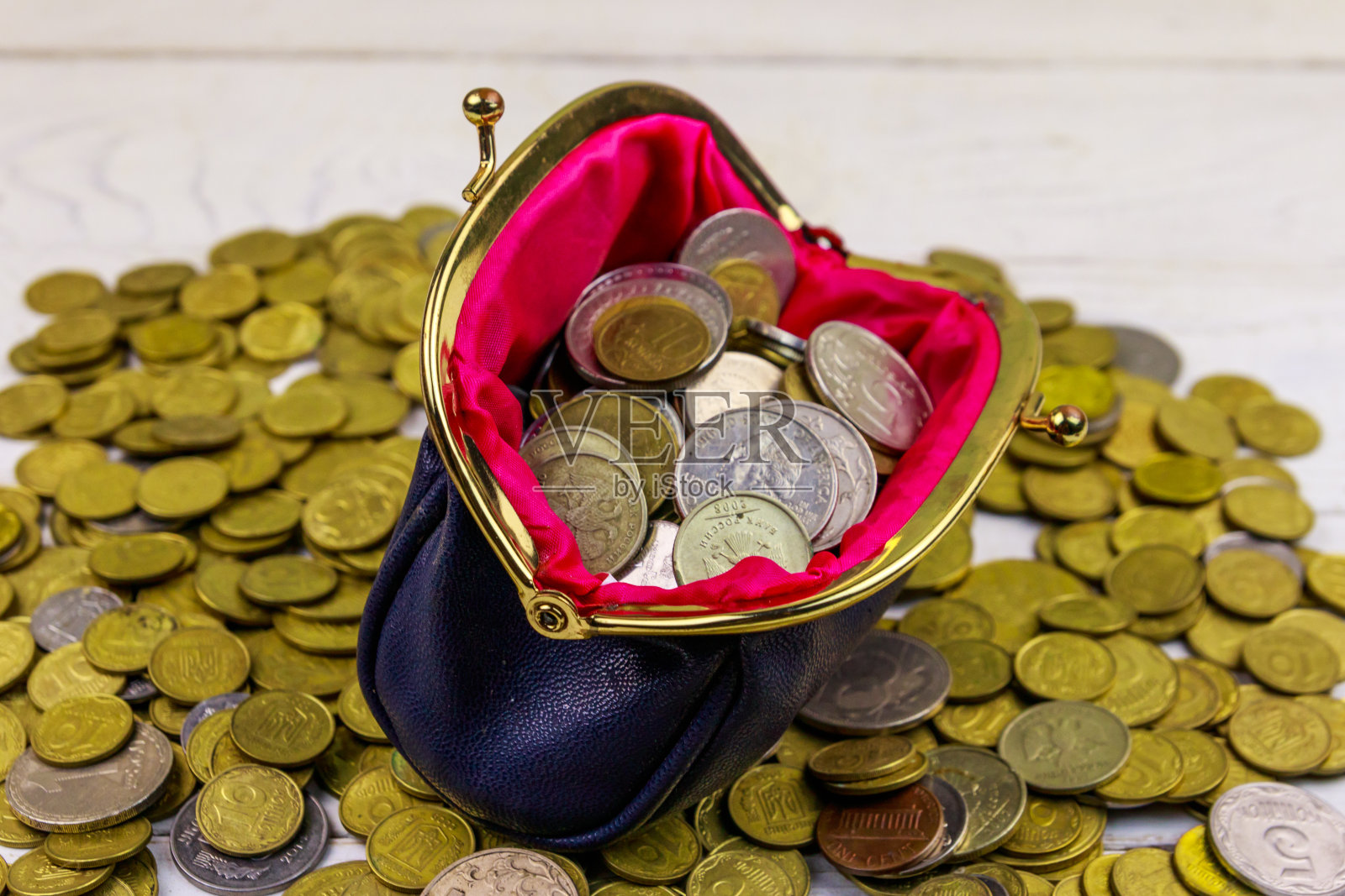 皮革兑换钱包与硬币在白色木制背景照片摄影图片