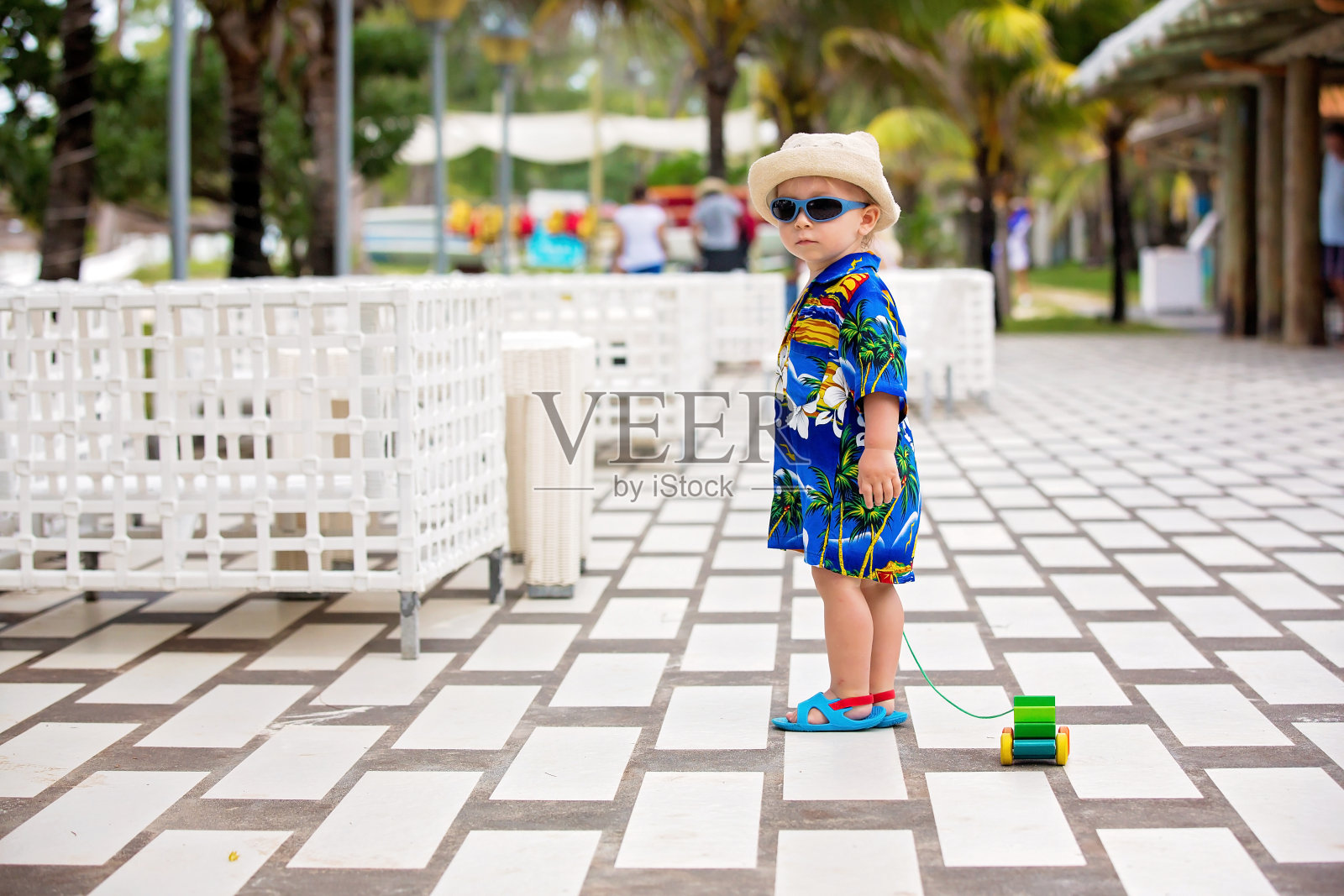 可爱的蹒跚学步的小男孩在夏季度假胜地毛里求斯,穿着休闲照片摄影图片