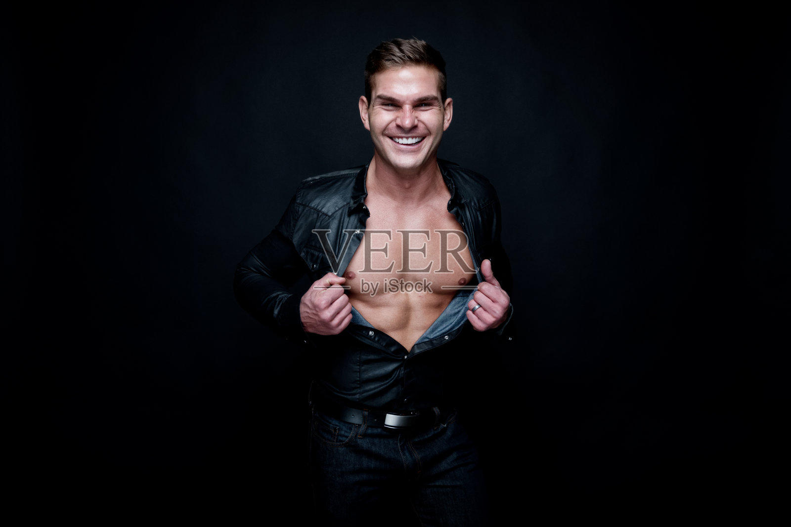 有吸引力的肌肉男子穿着黑色照片摄影图片