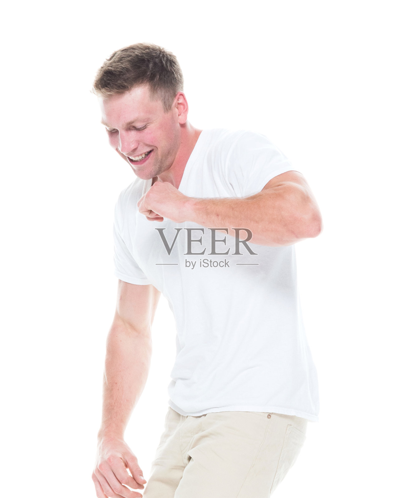 穿着衬衫和短裤的帅哥很兴奋照片摄影图片