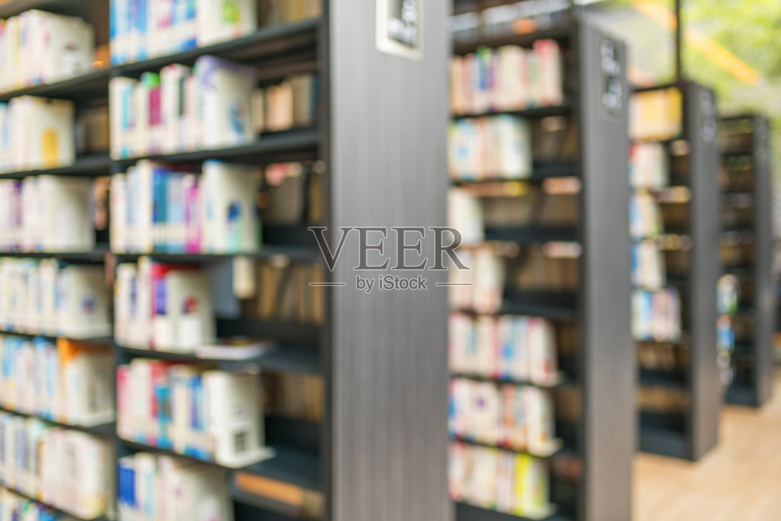 模糊的房间与书架的散焦效果照片摄影图片